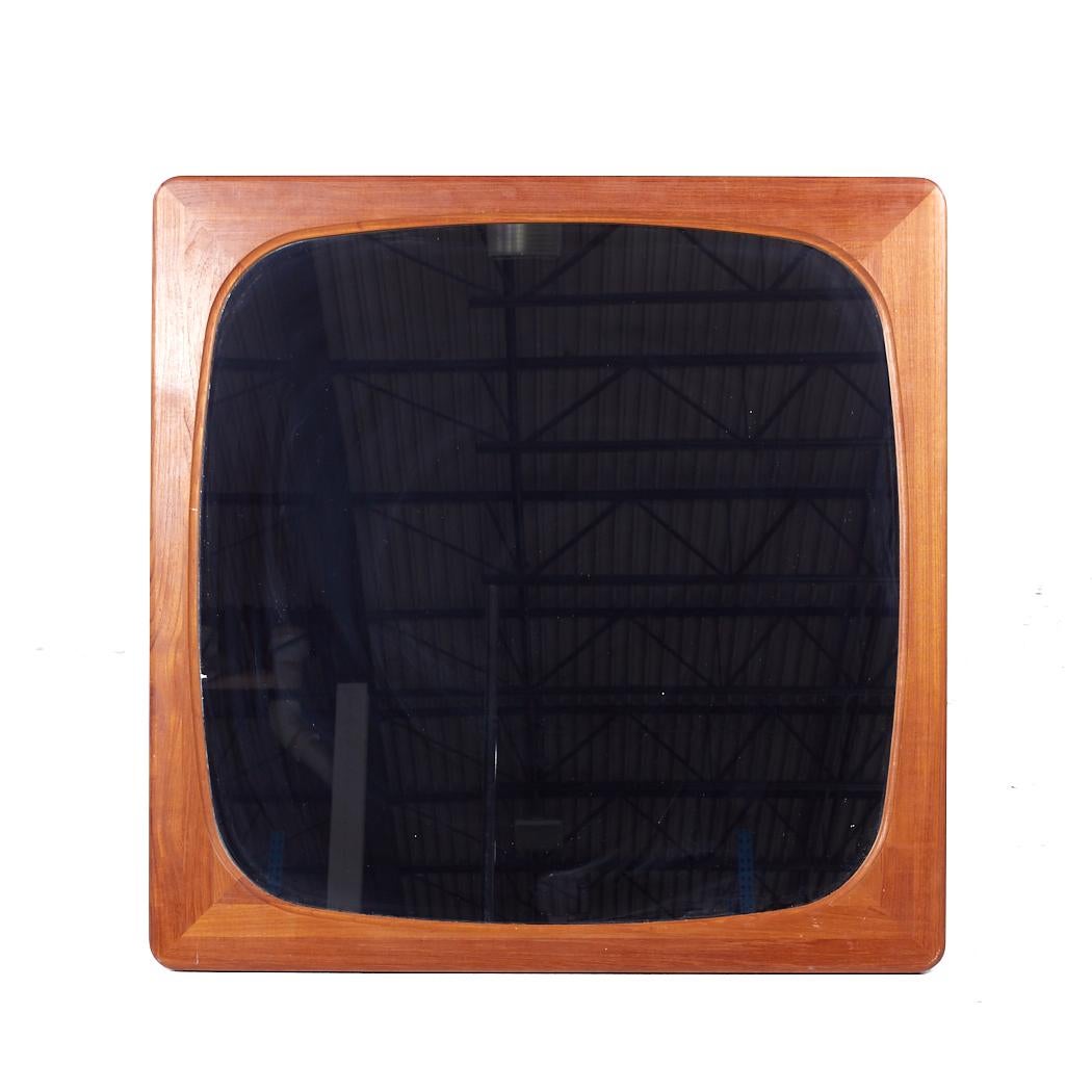 Specchio in teak danese del metà secolo di Dyrlund

Questo specchio misura: 40 pollici di larghezza x .75 di profondità x 40.25 di altezza

Scattiamo le nostre foto in uno studio a illuminazione controllata per mostrare il maggior numero di dettagli