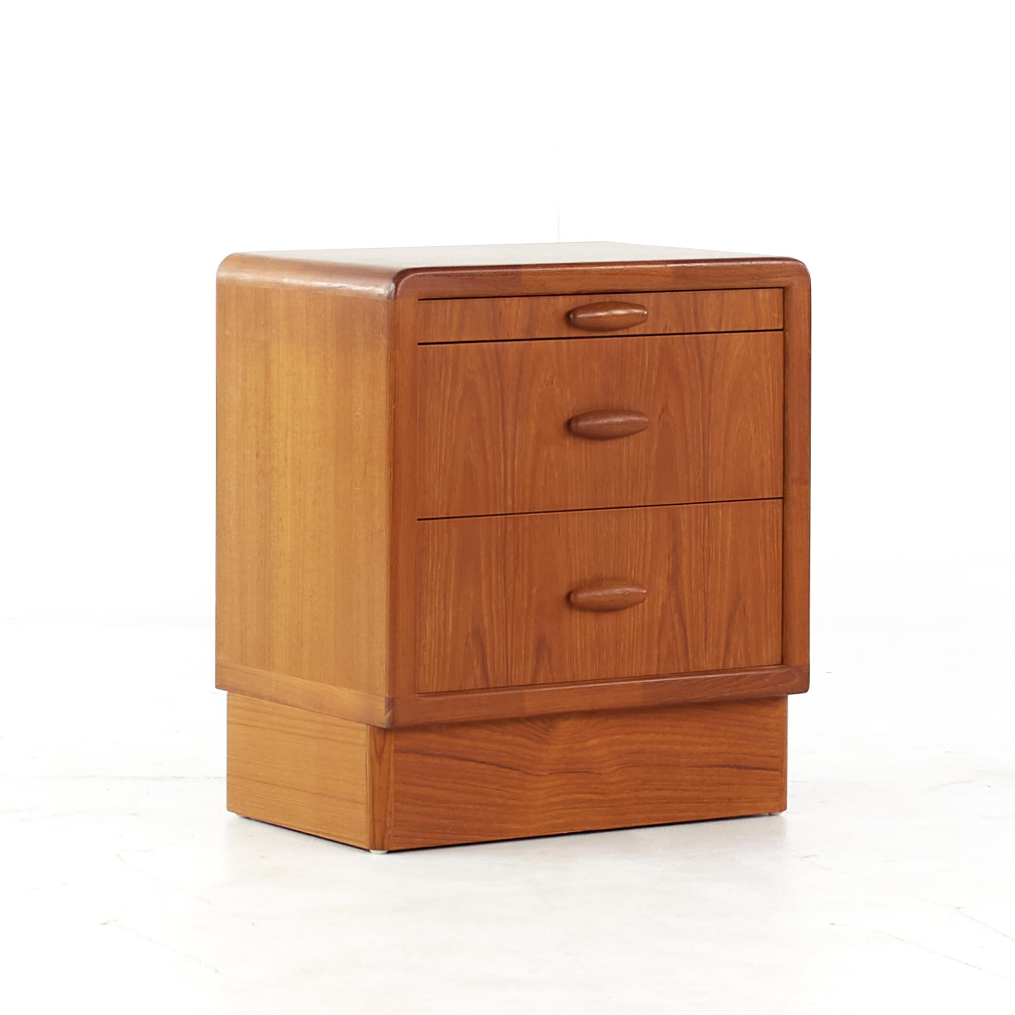 Dyrlund Mid-Century Danish Teak Nightstands, Pair In Good Condition In Countryside, IL