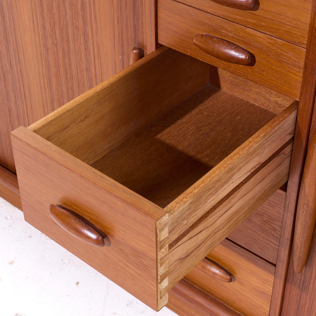 Credenza con ante a tamburo in teak danese di Dyrlund, metà del secolo scorso in vendita 3