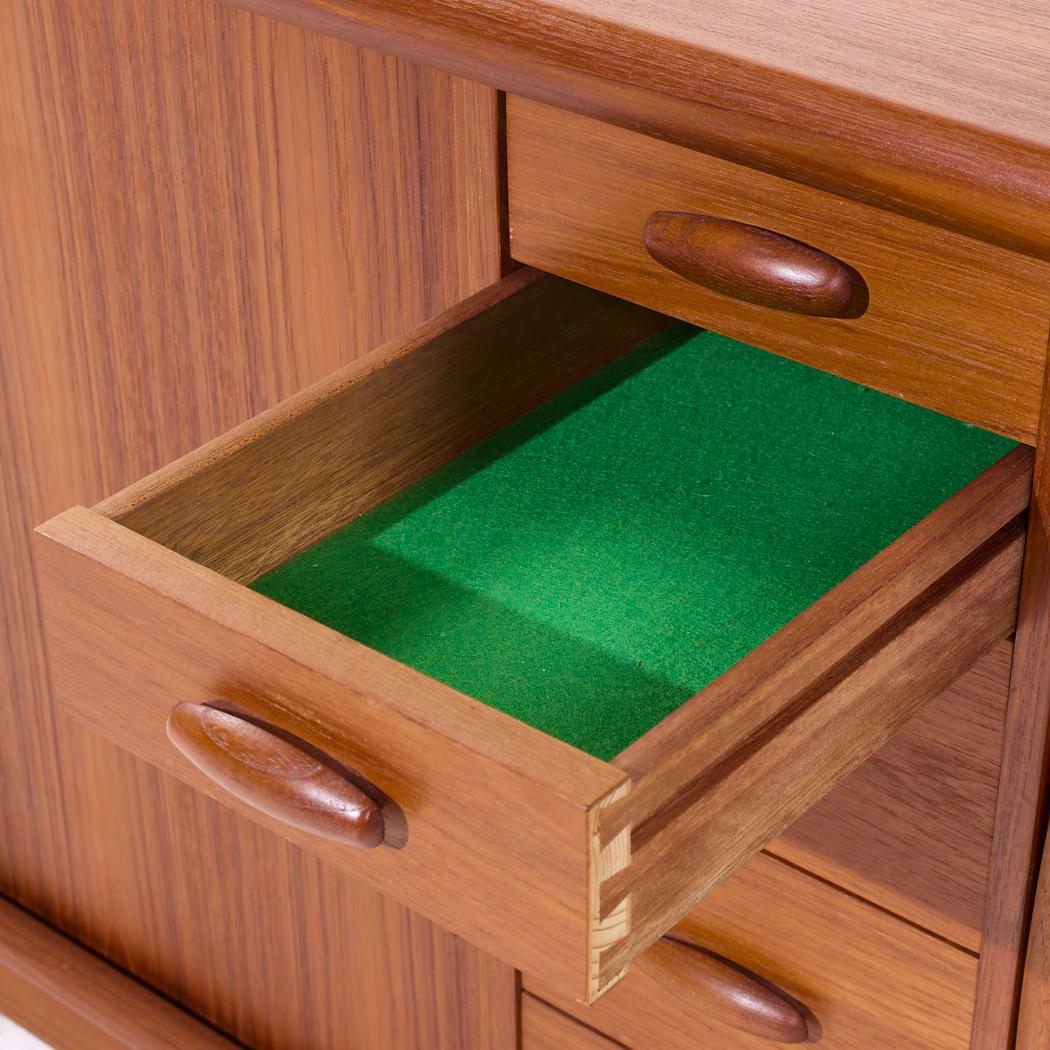 Credenza con ante a tamburo in teak danese di Dyrlund, metà del secolo scorso in vendita 4