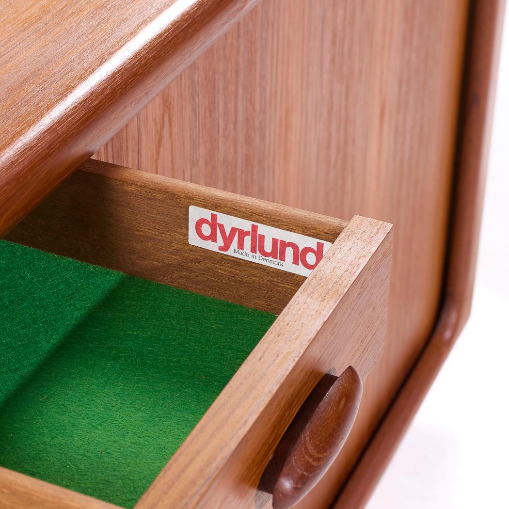 Credenza con ante a tamburo in teak danese di Dyrlund, metà del secolo scorso in vendita 5