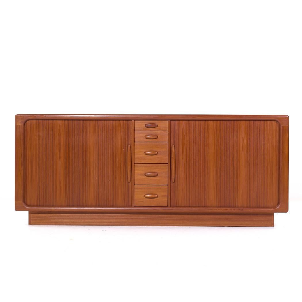 Credenza con ante a tamburo in teak danese di Dyrlund, metà del secolo scorso

Questa credenza misura: 74 larghezza x 19 profondità x 30,5 pollici di altezza

Tutti i mobili possono essere acquistati in quello che noi chiamiamo stato vintage