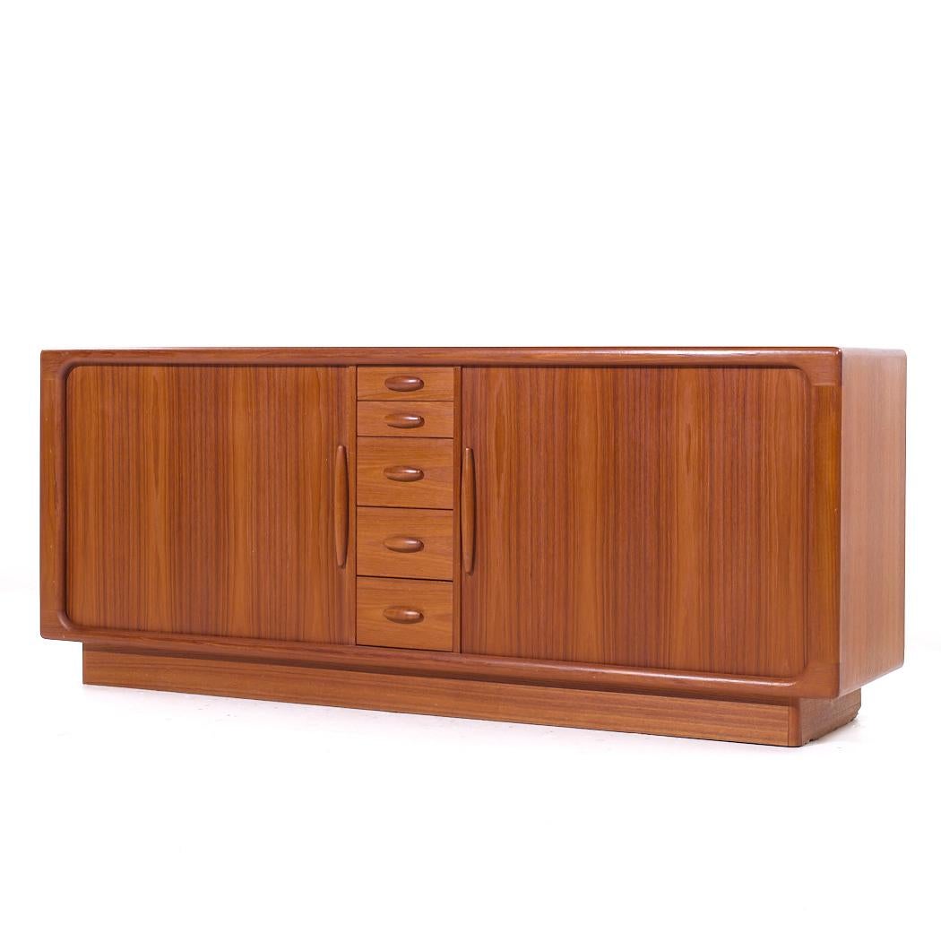 Mid-Century moderno Credenza con ante a tamburo in teak danese di Dyrlund, metà del secolo scorso in vendita
