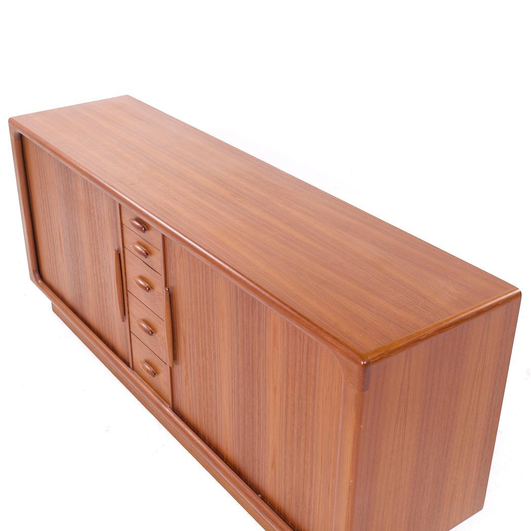 Credenza con ante a tamburo in teak danese di Dyrlund, metà del secolo scorso In condizioni buone in vendita a Countryside, IL