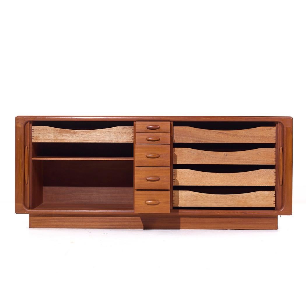 Fine XX secolo Credenza con ante a tamburo in teak danese di Dyrlund, metà del secolo scorso in vendita