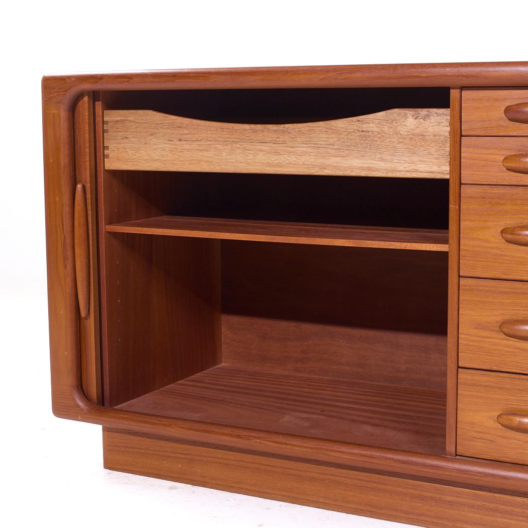 Teak Credenza con ante a tamburo in teak danese di Dyrlund, metà del secolo scorso in vendita