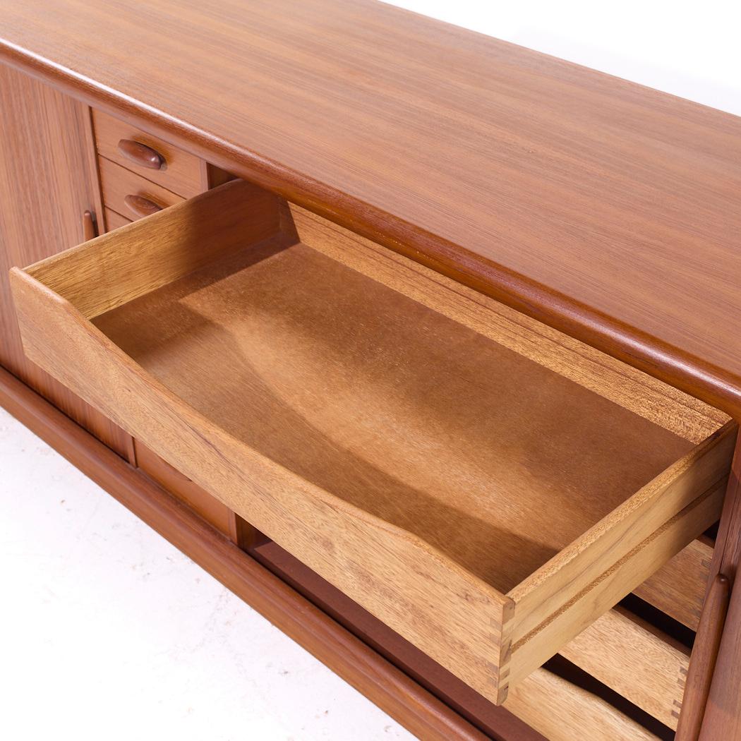 Credenza con ante a tamburo in teak danese di Dyrlund, metà del secolo scorso in vendita 1