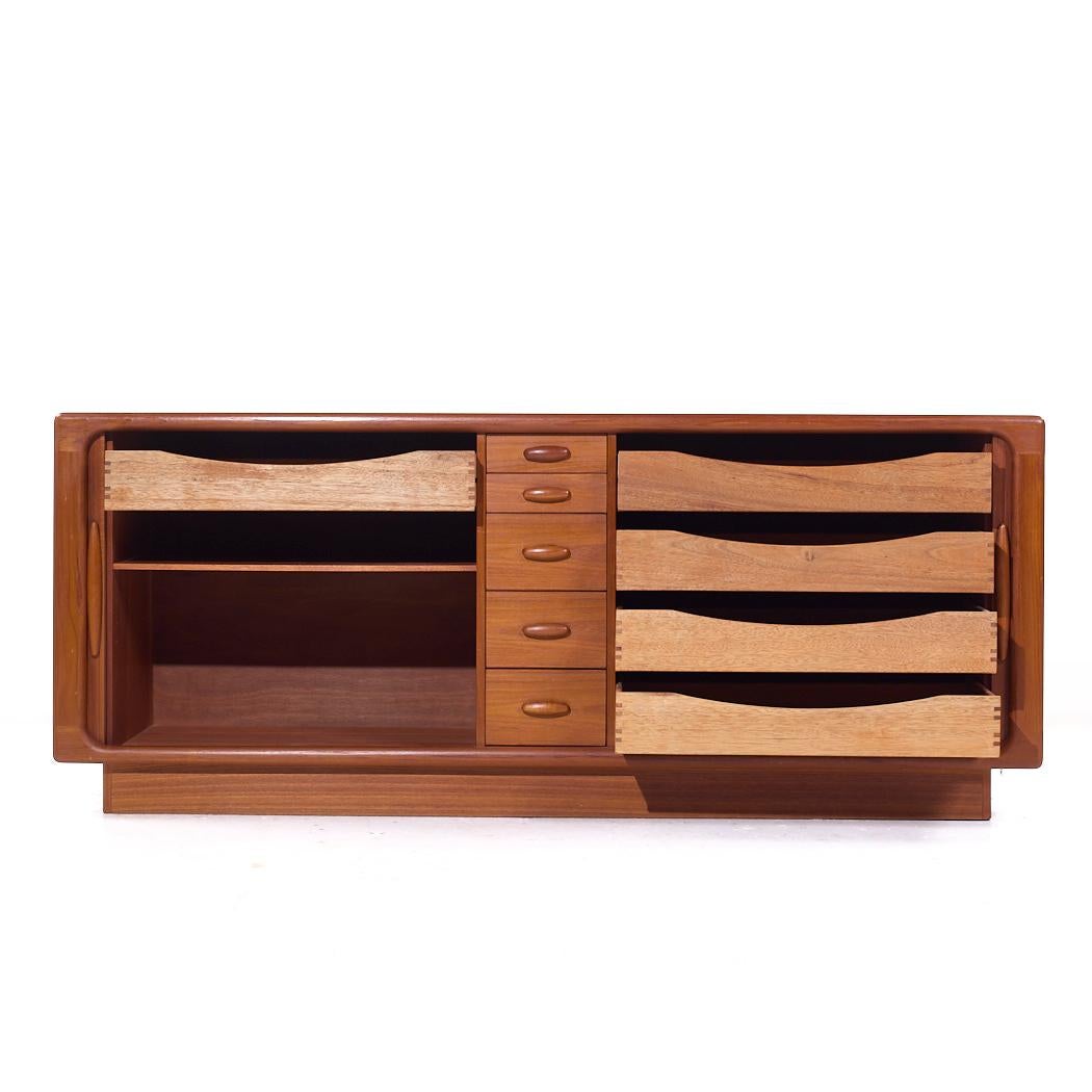 Credenza con ante a tamburo in teak danese di Dyrlund, metà del secolo scorso in vendita 2
