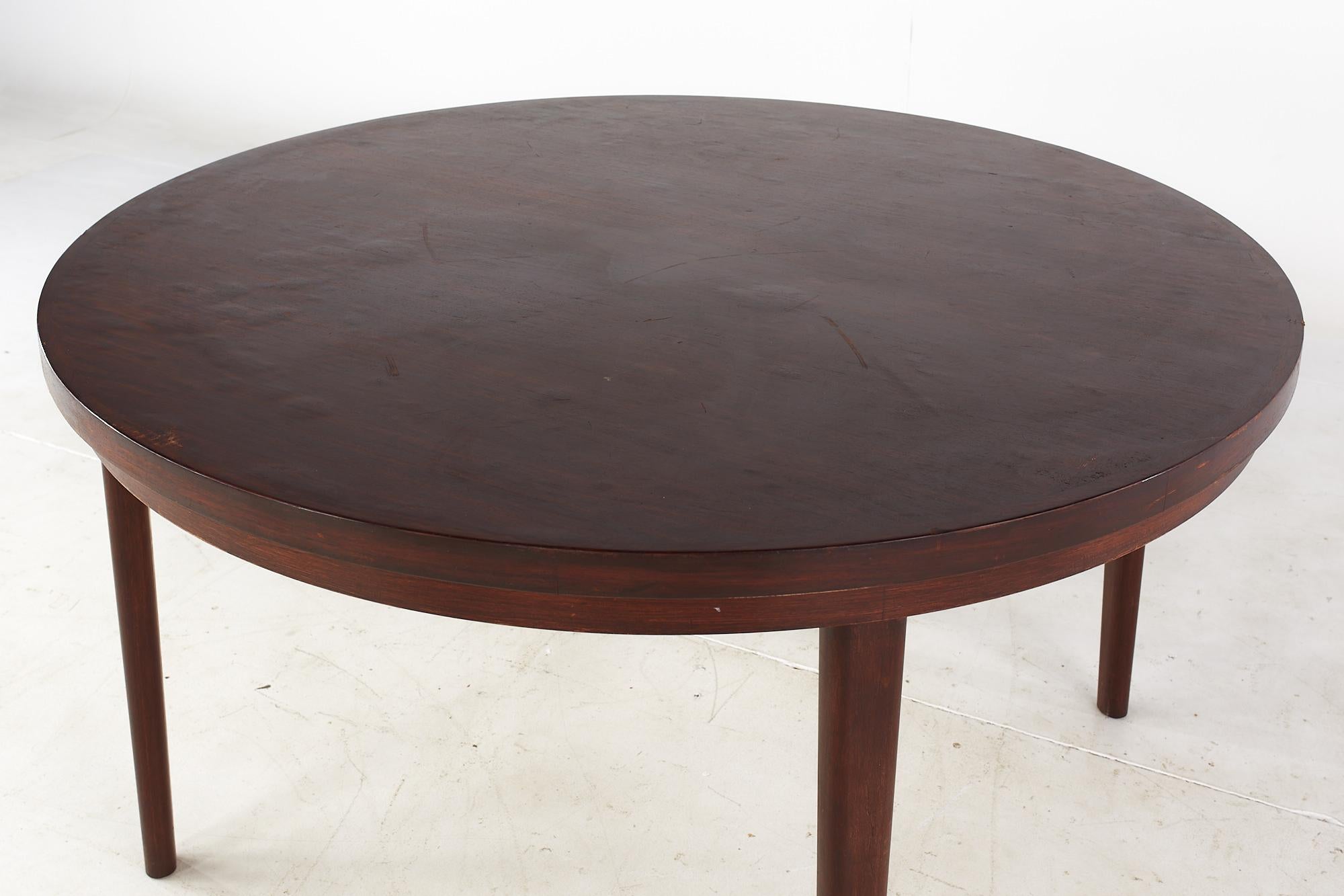 Dyrlund Mid Century Rosewood Lotus Round Expanding Dining Table In Good Condition For Sale In Countryside, IL