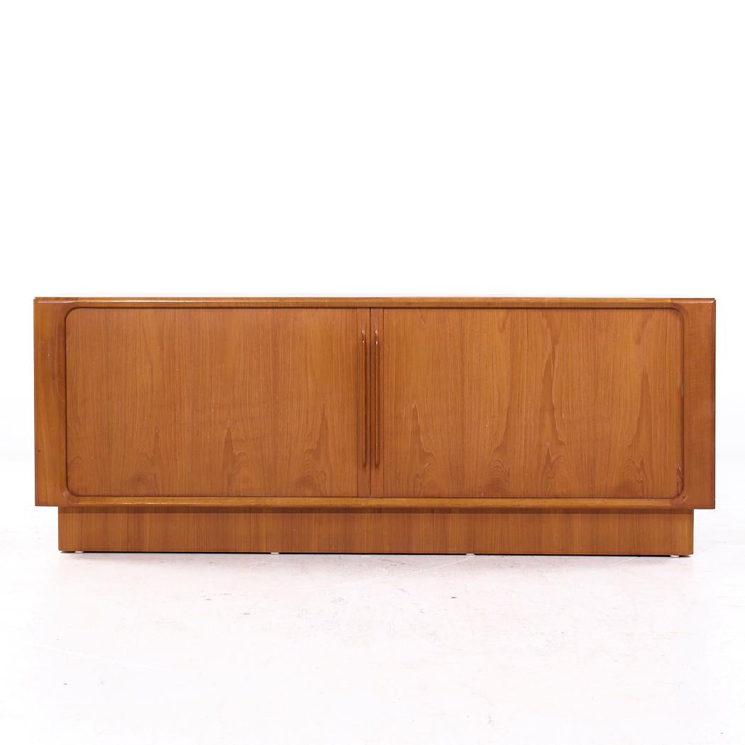 Credenza con anta a tamburo di Dyrlund, metà del secolo scorso

Questa credenza misura: 71 di larghezza x 19,75 di profondità x 27,5 di altezza

Tutti i mobili possono essere acquistati in quello che noi chiamiamo stato vintage restaurato. Ciò