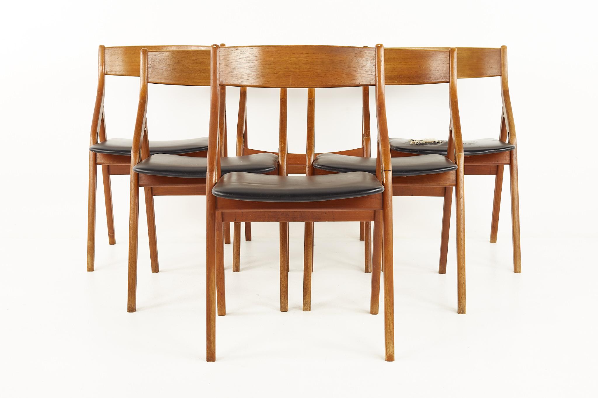 Dyrlund mid century teak folding chairs - Set of 6

Each chair measures: 19.5 wide x 18.5 deep x 31.5 high, with a seat height and chair clearance of 17.25

All pieces of furniture can be had in what we call restored vintage condition. That