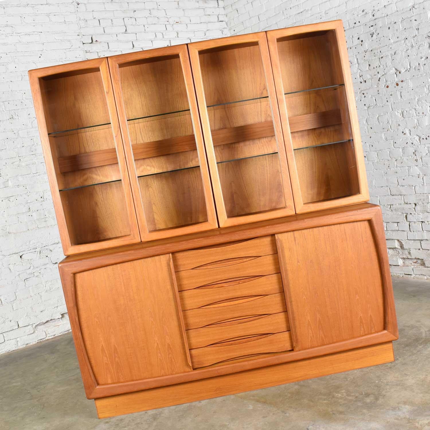 Handsome 2-piece Scandinavian Modern teak buffet with china hutch display cabinet top. This duo is attributed to Dyrlund. It is in fabulous vintage condition with no outstanding flaws that we have seen. Please see photos, circa mid-late 20th