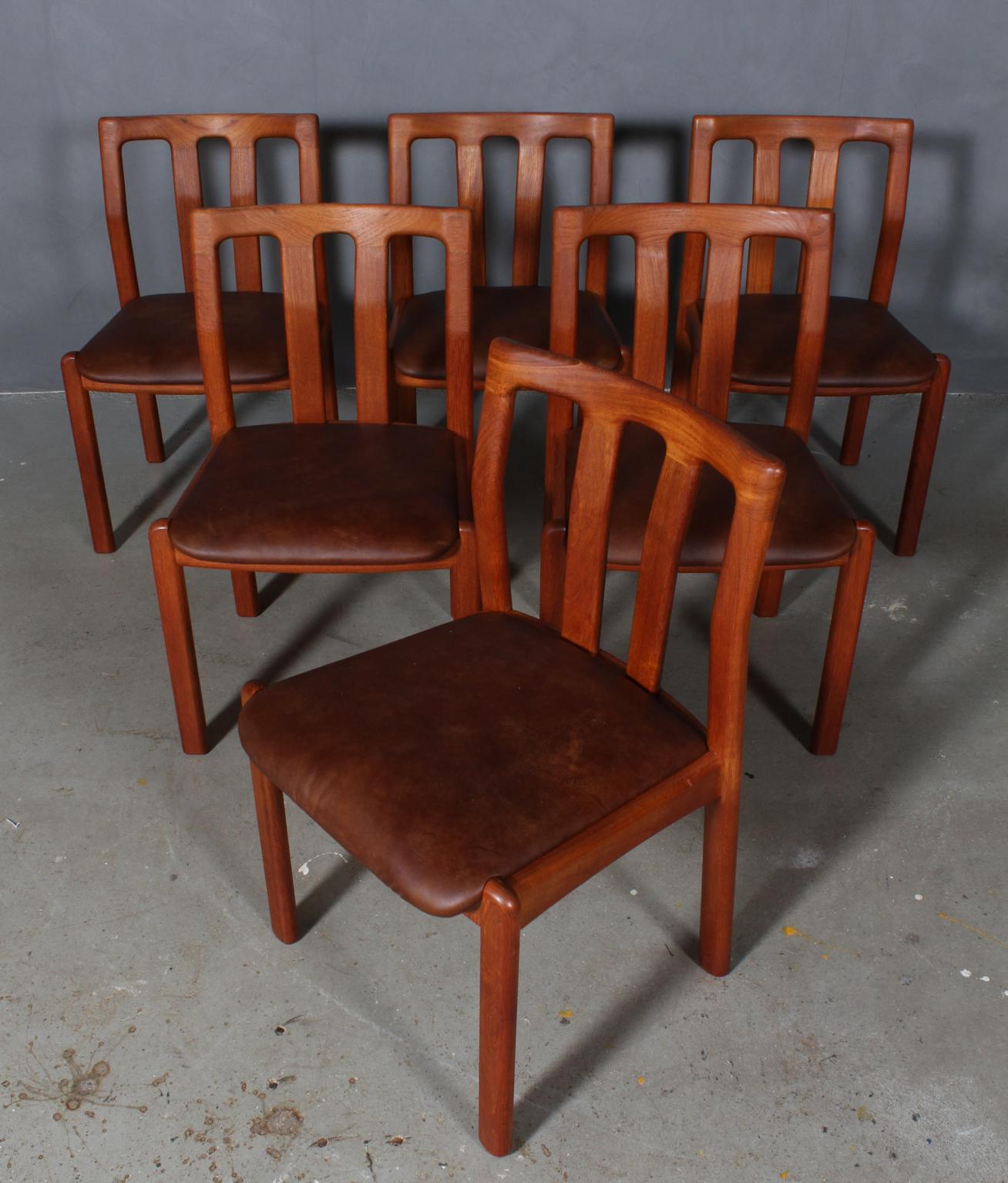 Dyrlund set of six dining chairs in teak.

New upholstered with range vintage aniline leather.

Made by Dyrlund in the 1960s.