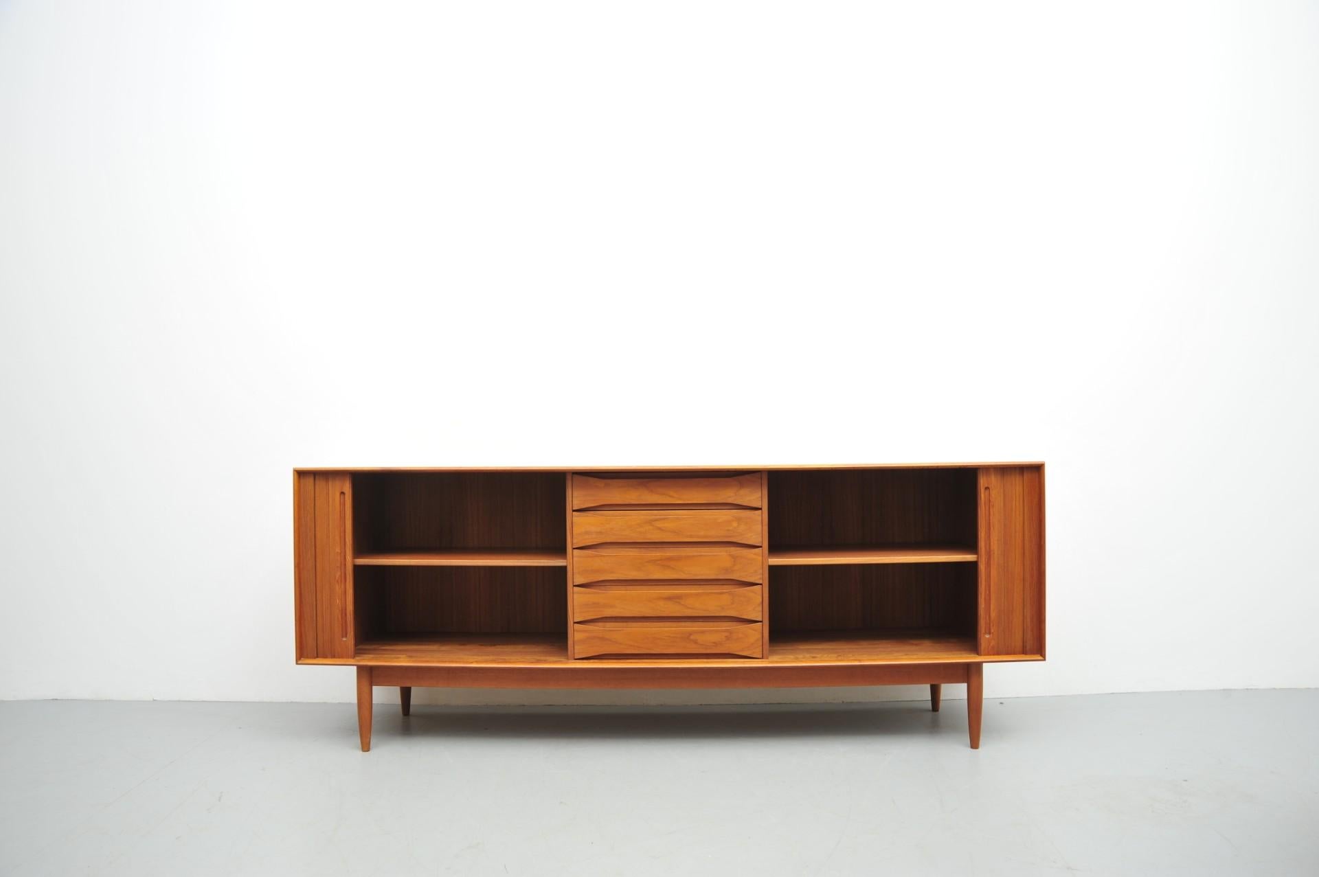 Dyrlund Sideboard aus Teakholz im Zustand „Gut“ in Wiesbaden, DE