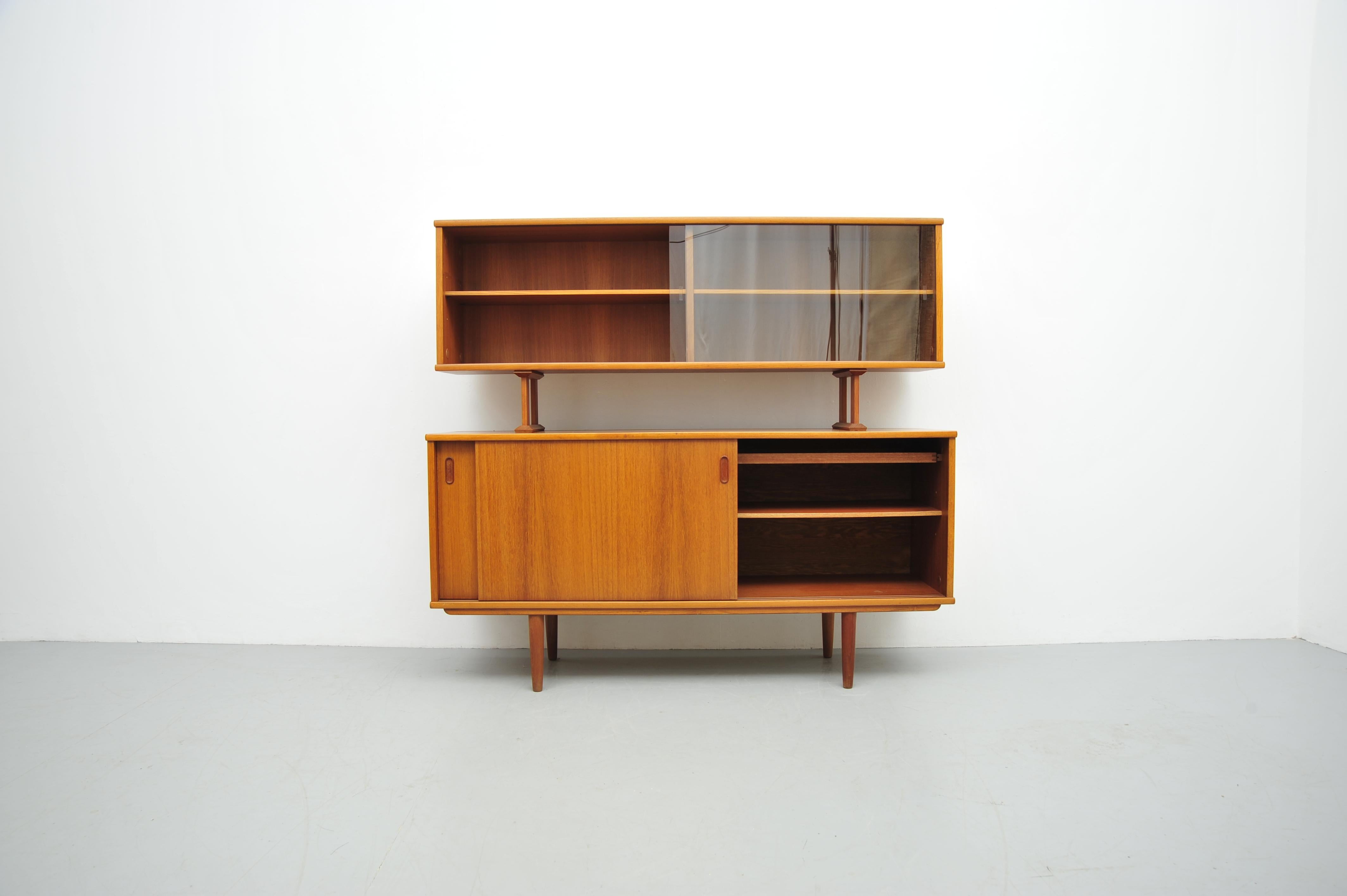 Danish Dyrlund Sideboard mit Aufsatz aus Teakholz For Sale