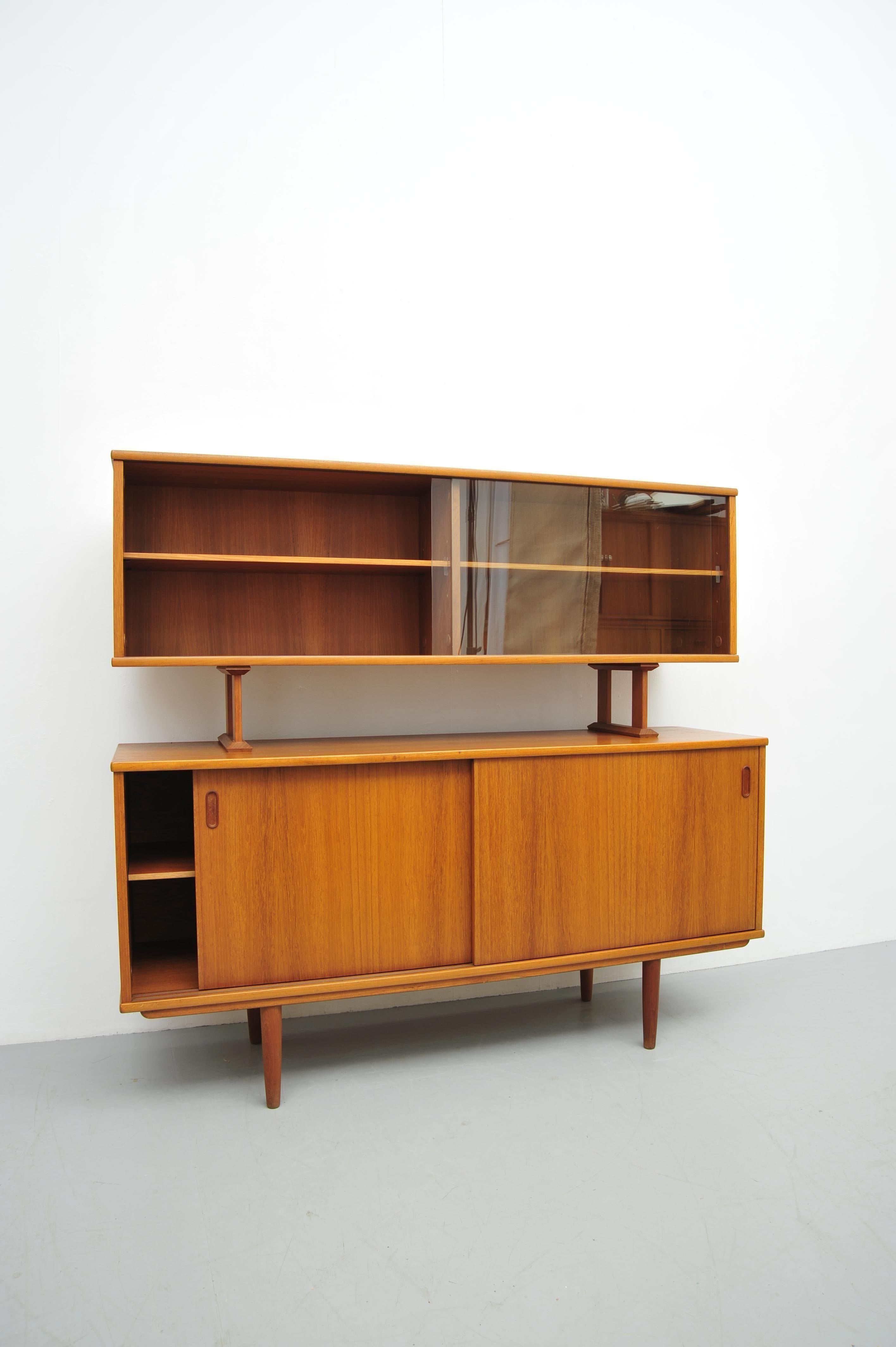 20th Century Dyrlund Sideboard mit Aufsatz aus Teakholz For Sale