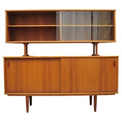 Aparador Dyrlund con base de madera de teca