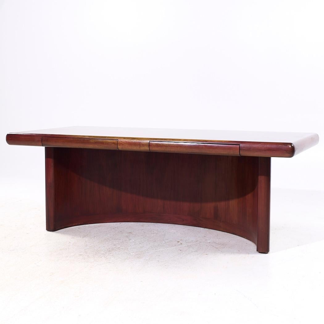 Mid-Century moderno Dyrlund Skyline - Scrivania direzionale in palissandro danese del metà del secolo scorso in vendita