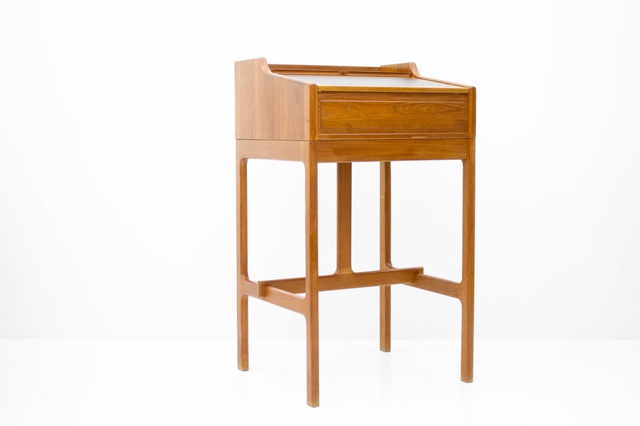 Teak wood Stand-up desk with leather made by Dylan, Denmark.
Very good condition.
