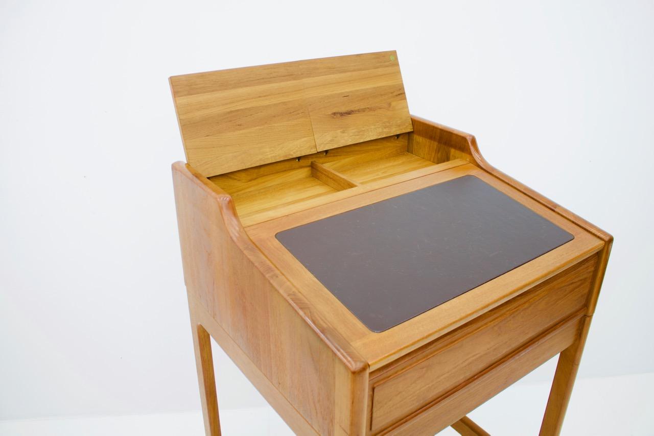 Dyrlund Stand-Up Desk in Teak and Leather, Denmark, 1960s In Good Condition For Sale In Frankfurt / Dreieich, DE