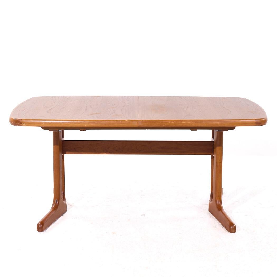 Dyrlund Style Mid Century Danish Teak Hidden Leaf Expanding Dining Table with 2 Leaves (Table de salle à manger extensible en teck du milieu du siècle)

Cette table mesure : 65 large x 39,25 profond x 28,75 pouces de haut, avec un dégagement pour
