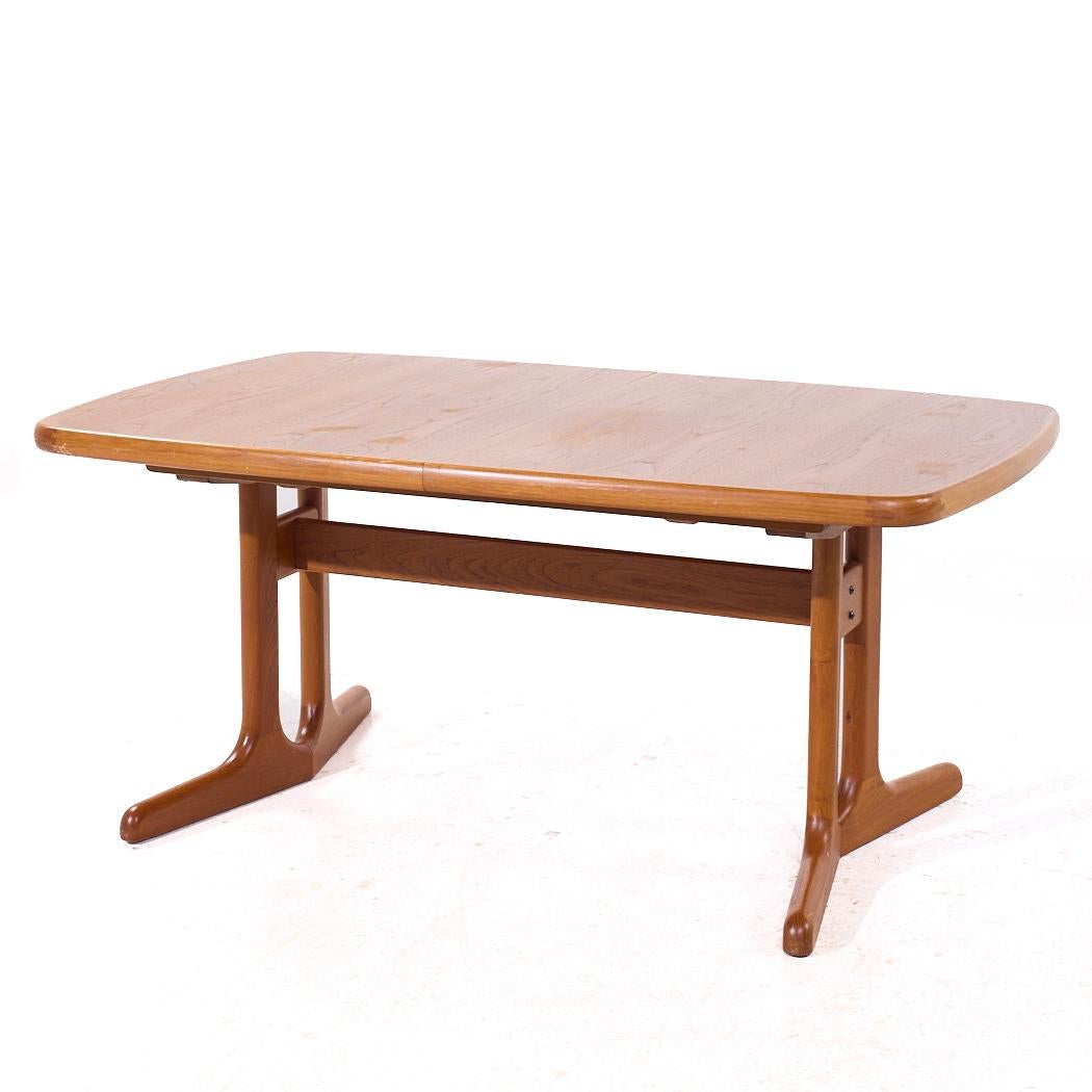 Mid-Century Modern Dyrlund Style MCM Danish Teak Hidden Leaf Expanding Dining Table with 2 Leaves (Table de salle à manger à 2 volets cachés) en vente