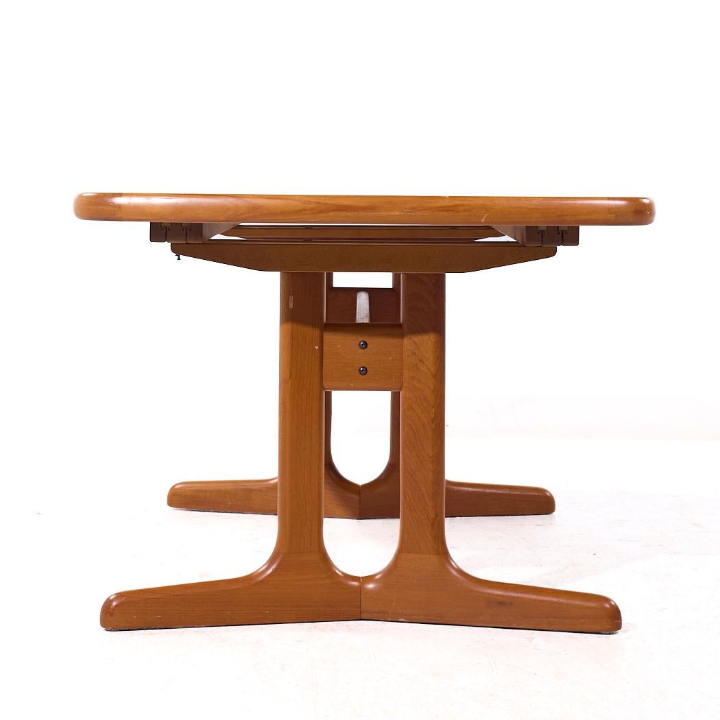 Danois Dyrlund Style MCM Danish Teak Hidden Leaf Expanding Dining Table with 2 Leaves (Table de salle à manger à 2 volets cachés) en vente