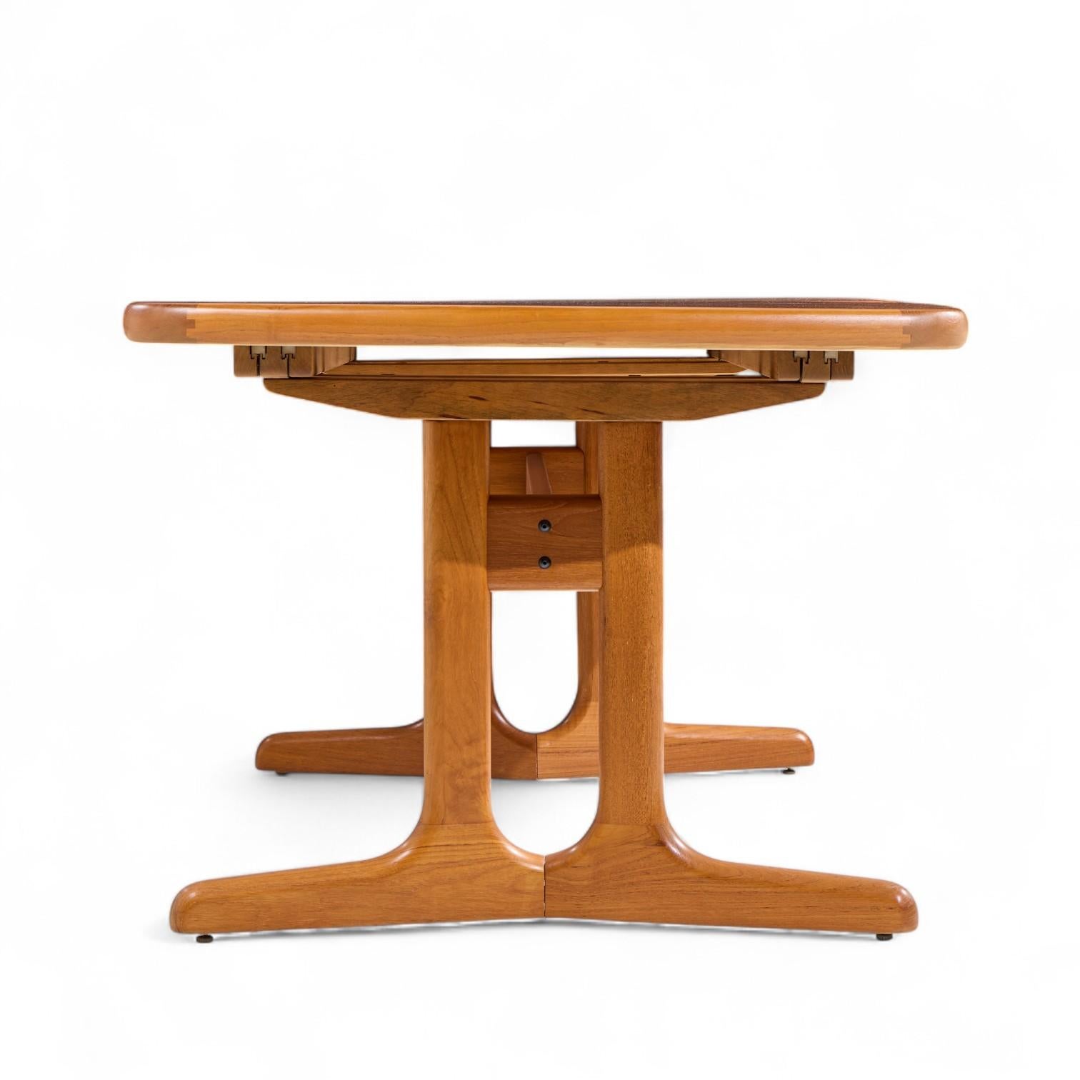 Dyrlund Style MCM Danish Teak Hidden Leaf Expanding Dining Table with 2 Leaves In Good Condition For Sale In Franklin Park, IL