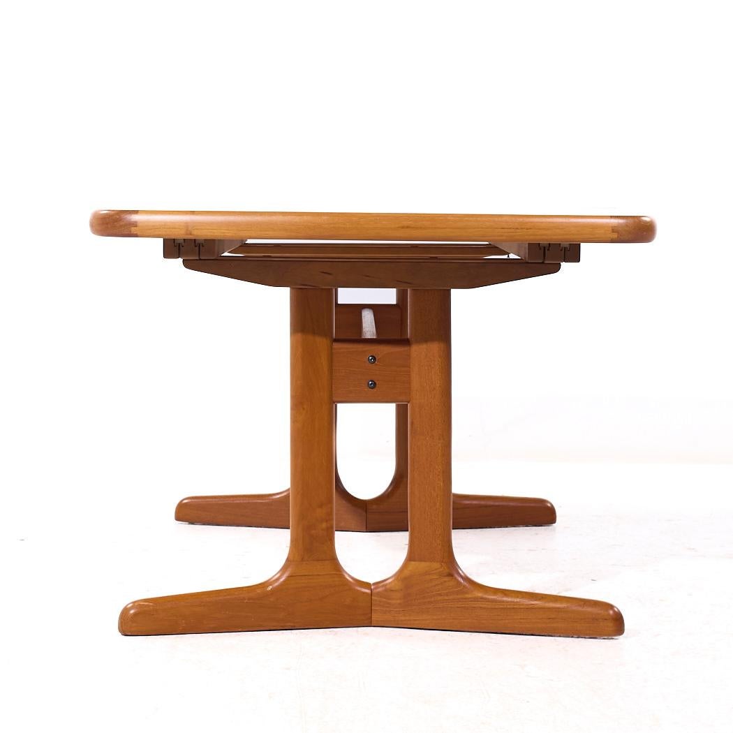 Dyrlund Style MCM Danish Teak Hidden Leaf Expanding Dining Table with 2 Leaves (Table de salle à manger à 2 volets cachés) Bon état - En vente à Countryside, IL