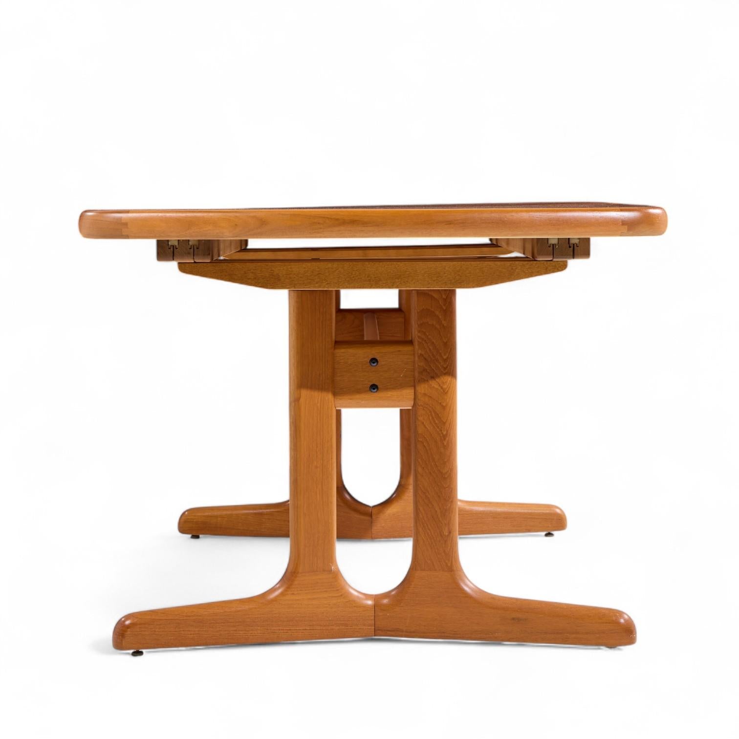 20th Century Dyrlund Style MCM Danish Teak Hidden Leaf Expanding Dining Table with 2 Leaves For Sale