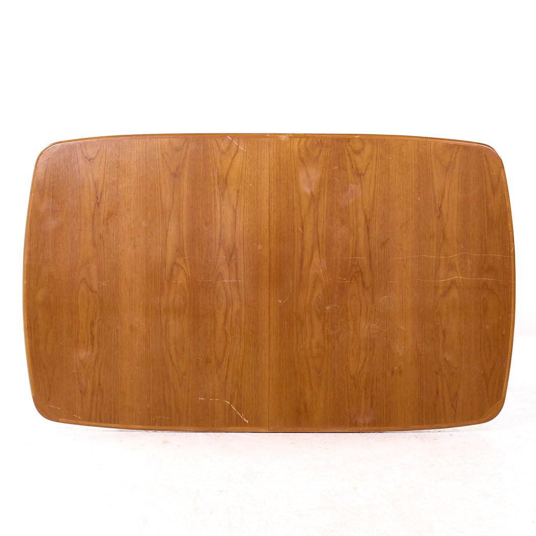 Fin du 20e siècle Dyrlund Style MCM Danish Teak Hidden Leaf Expanding Dining Table with 2 Leaves (Table de salle à manger à 2 volets cachés) en vente