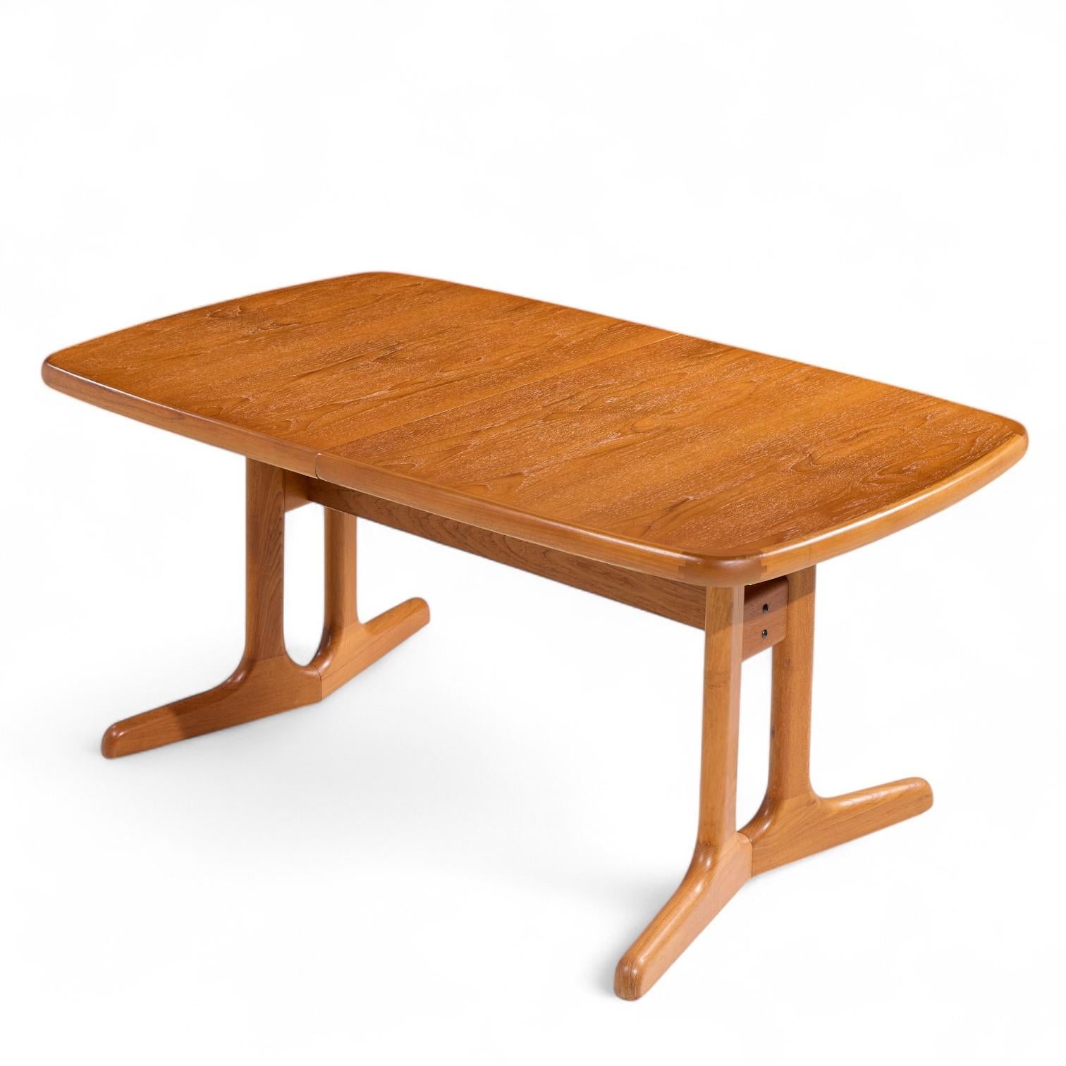 Dyrlund Style MCM Danish Teak Hidden Leaf Expanding Dining Table with 2 Leaves For Sale 4