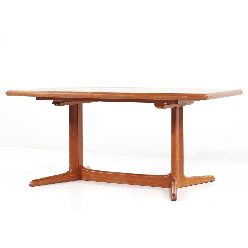 Mid-Century Modern Dyrlund Style Mid Century Danish Teak Expanding Dining Table with 2 Leaves For Sale