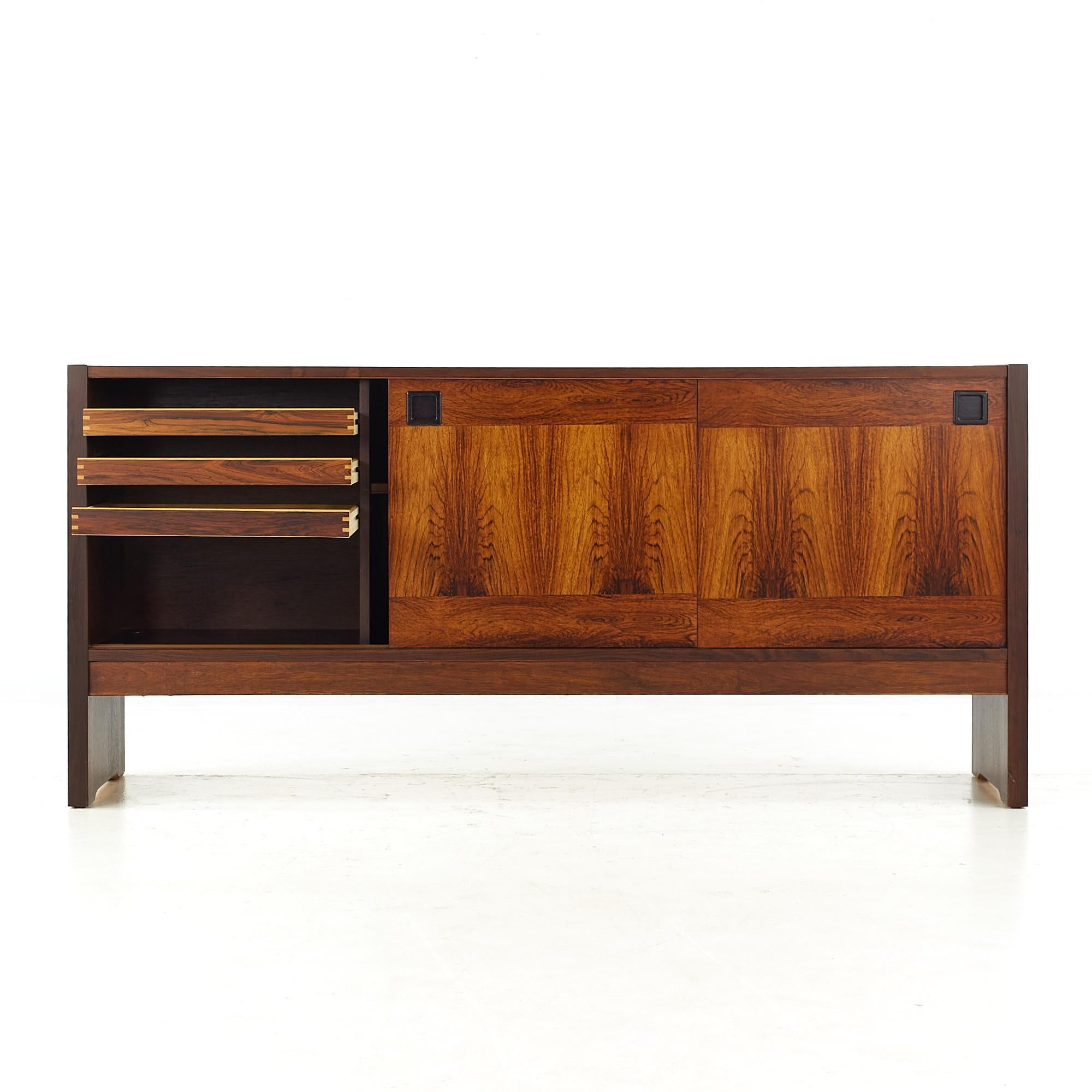 Dyrlund Style Mid-Century Rosewood Buffet and Hutch For Sale 4