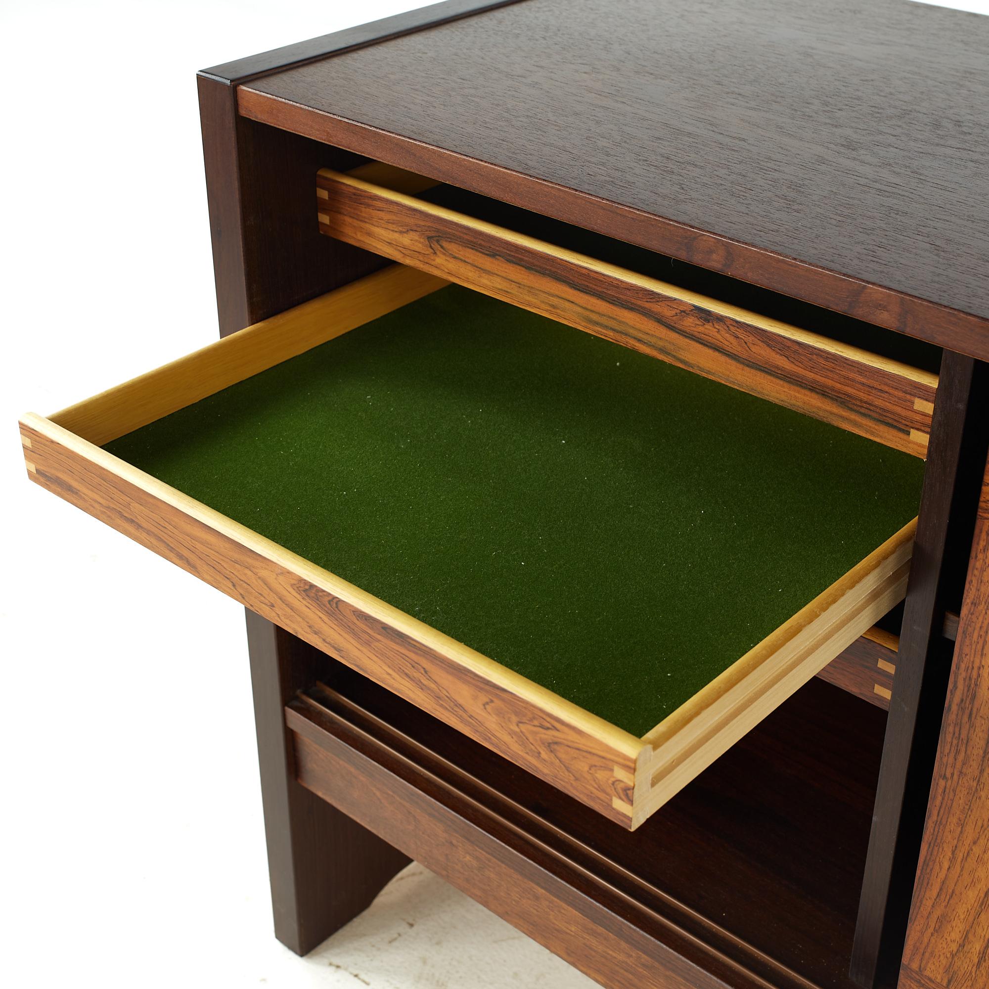 Buffet y conejera de palisandro estilo Dyrlund de mediados de siglo en venta 9