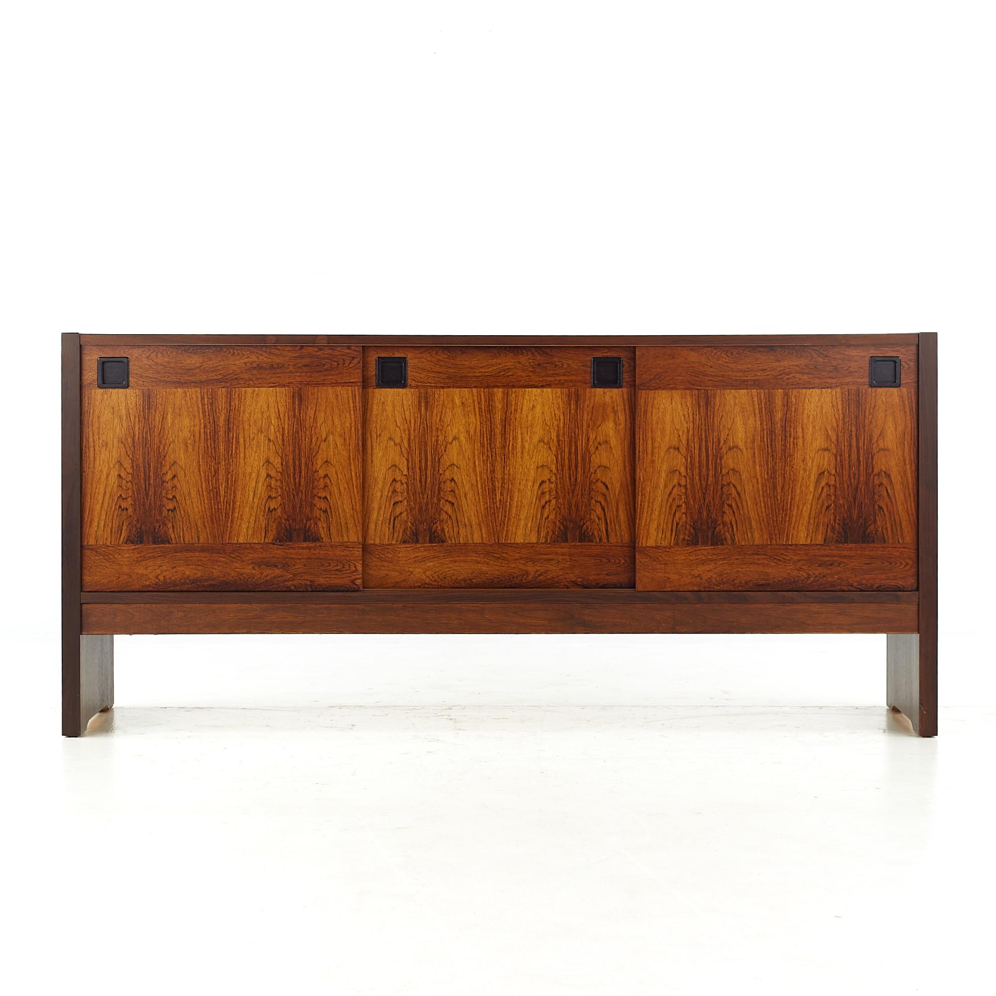 Dyrlund Style Mid-Century Rosewood Buffet and Hutch In Good Condition For Sale In Countryside, IL