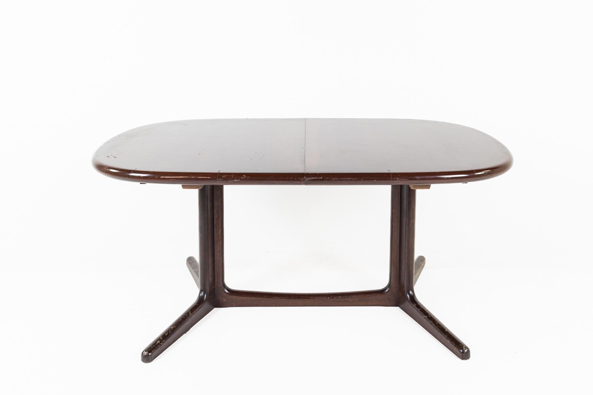 Table à manger en palissandre de style Dyrlund, datant du milieu du siècle dernier

Cette table mesure : 63.5 de largeur x 41 de profondeur x 28 pouces de hauteur, avec un espace libre pour les chaises de 26 pouces

Tous les meubles peuvent être