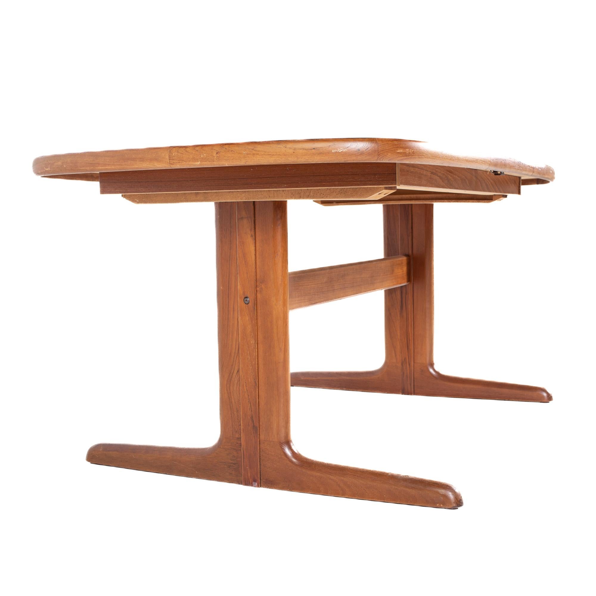 Dyrlund Style Mid Century Teak Dining Table In Good Condition For Sale In Countryside, IL