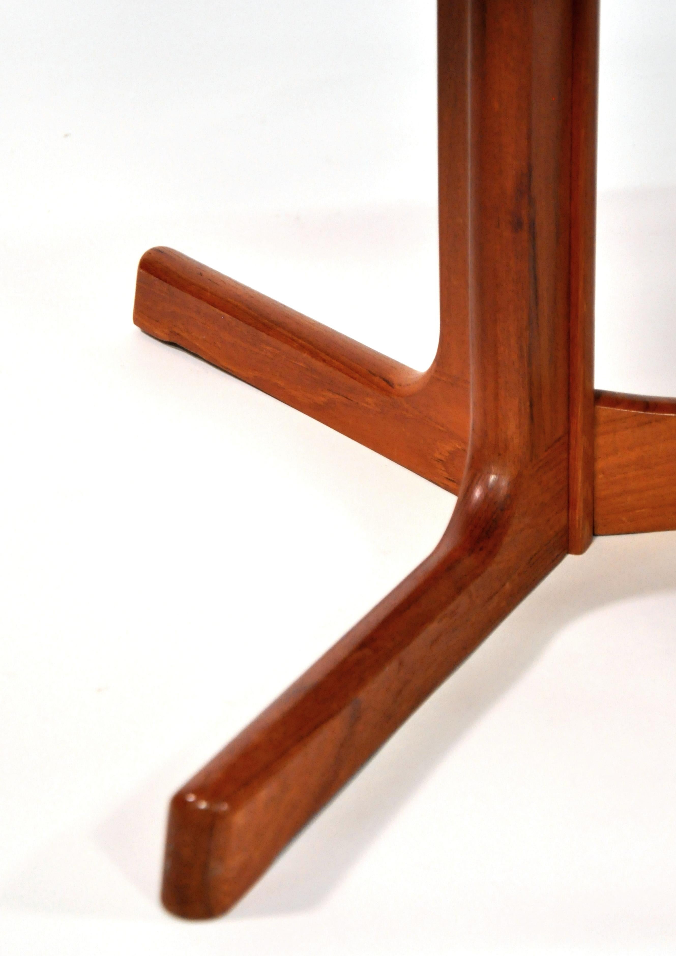 Ein schöner Vintage Danish Modern Cocktailtisch aus massivem Teakholz:: hergestellt in Dänemark von Dyrlund:: aus den 1970er Jahren. Ein hübsches skandinavisches Design:: das gut zu Mid-Century Modern:: eklektischem:: böhmischem Boho-Chic und