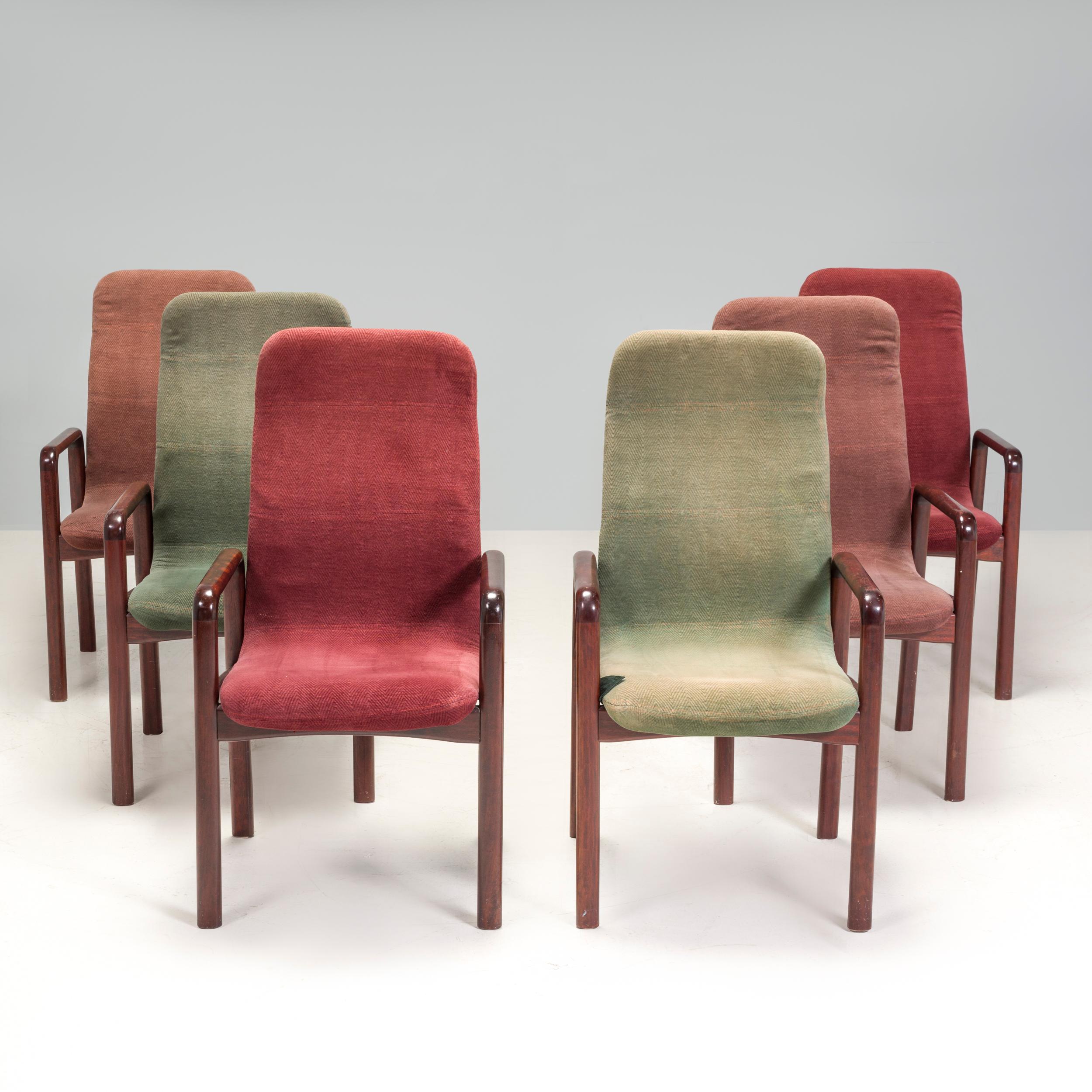 Elegia il tuo spazio con la poltrona da conferenza Dyrlund 1980 in palissandro, che incarna l'eleganza senza tempo dell'artigianato danese. La poltrona è realizzata in lussuoso legno di palissandro e presenta una silhouette elegante che emana una