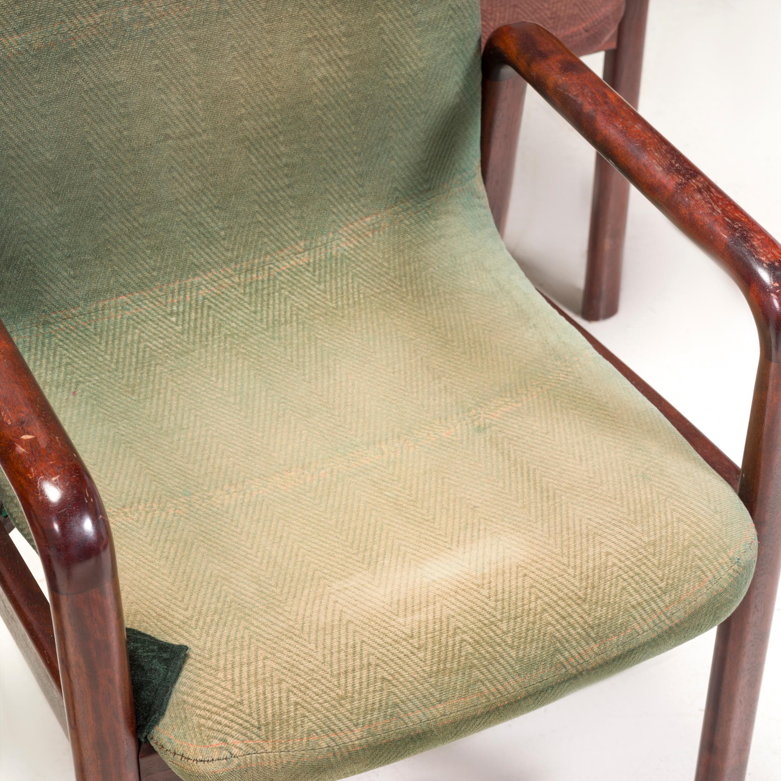 Mid-Century moderno Sedia da pranzo Dyrlund in teak e tessuto verde e rosso in vendita