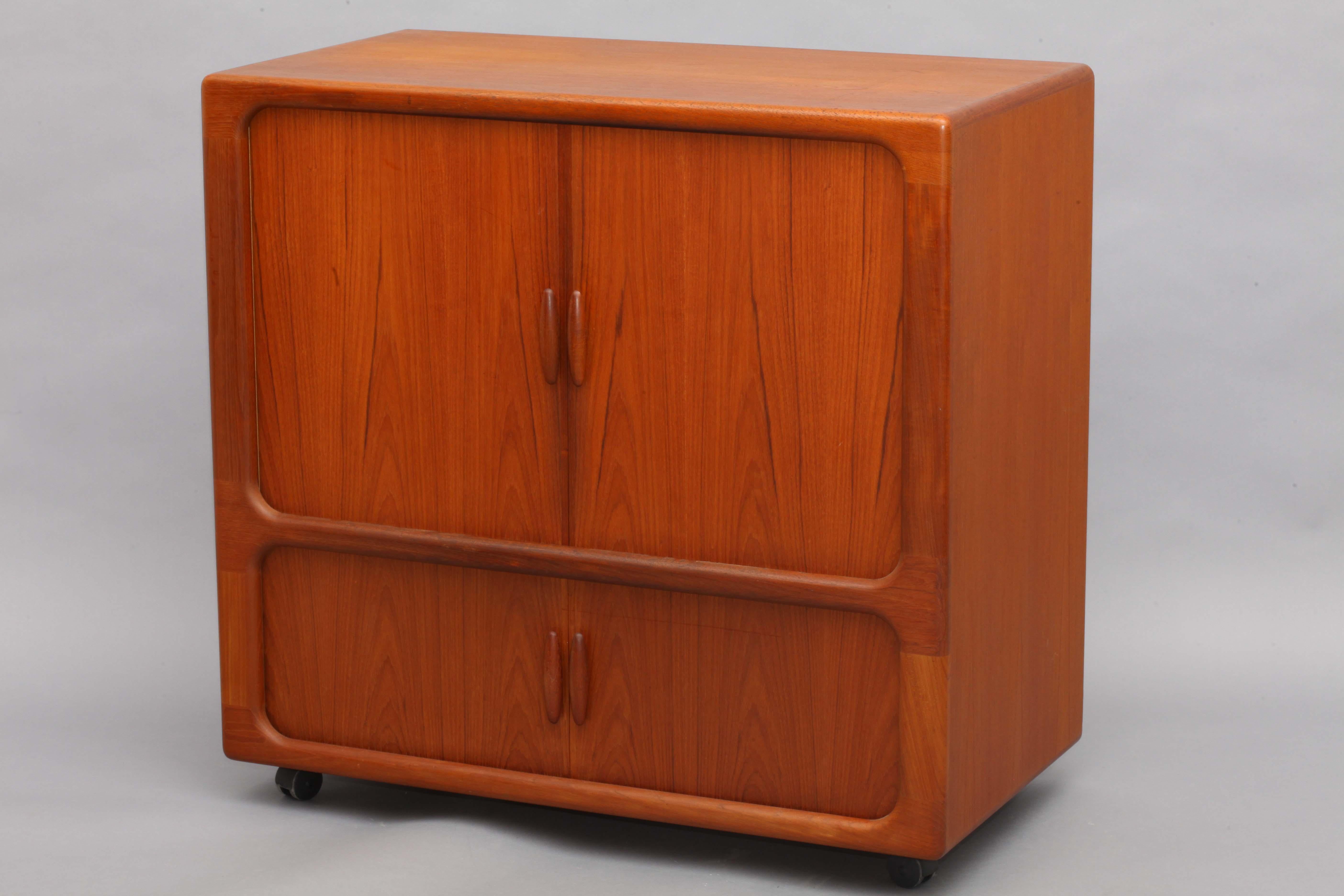 High quality high board with sliding doors for TV and Hifi,
solid teak wood,
Manufacture: Dyrlund,
Denmark, 1970.