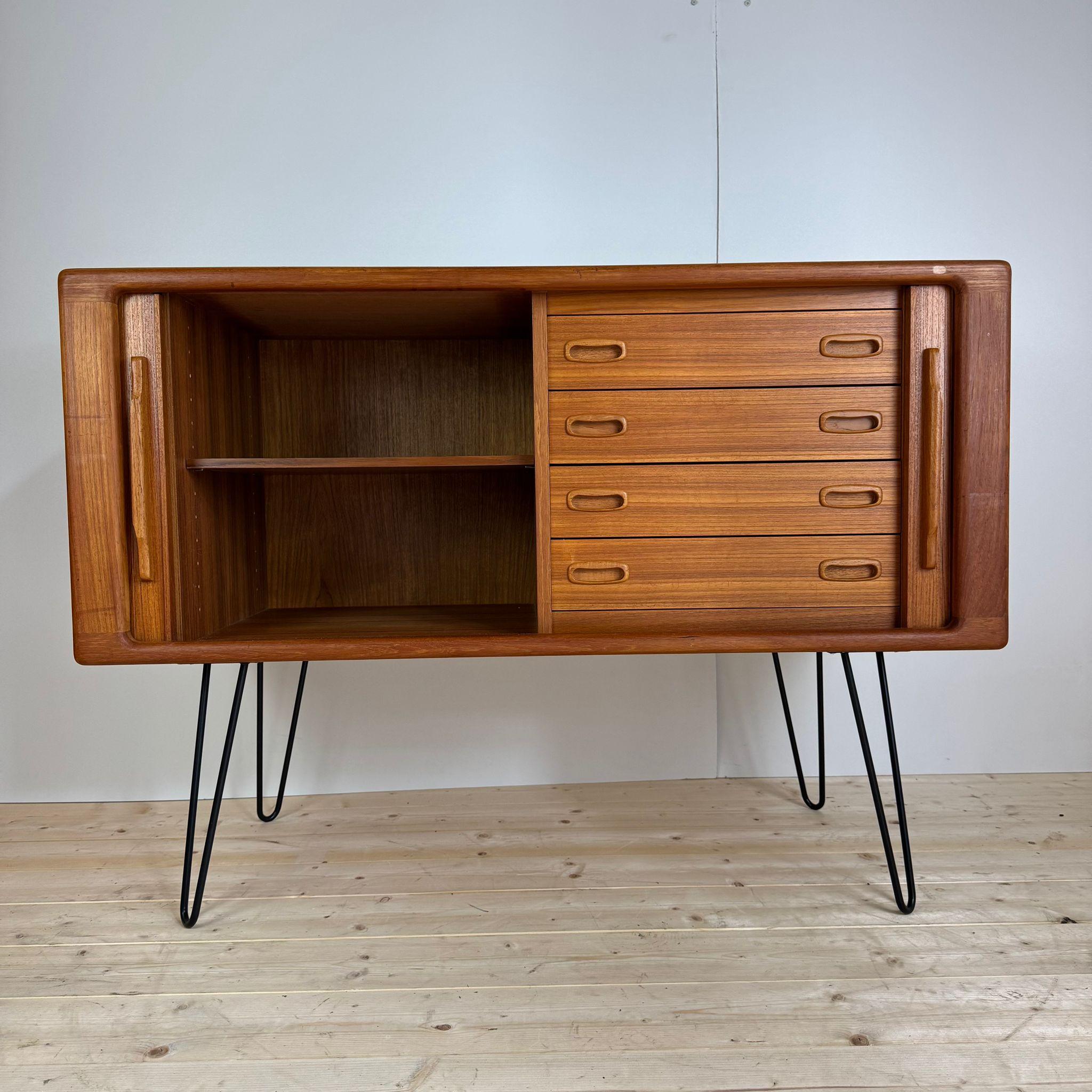 Mid-Century moderno Dyrlund teak sideboard, Denmark 1960 in vendita