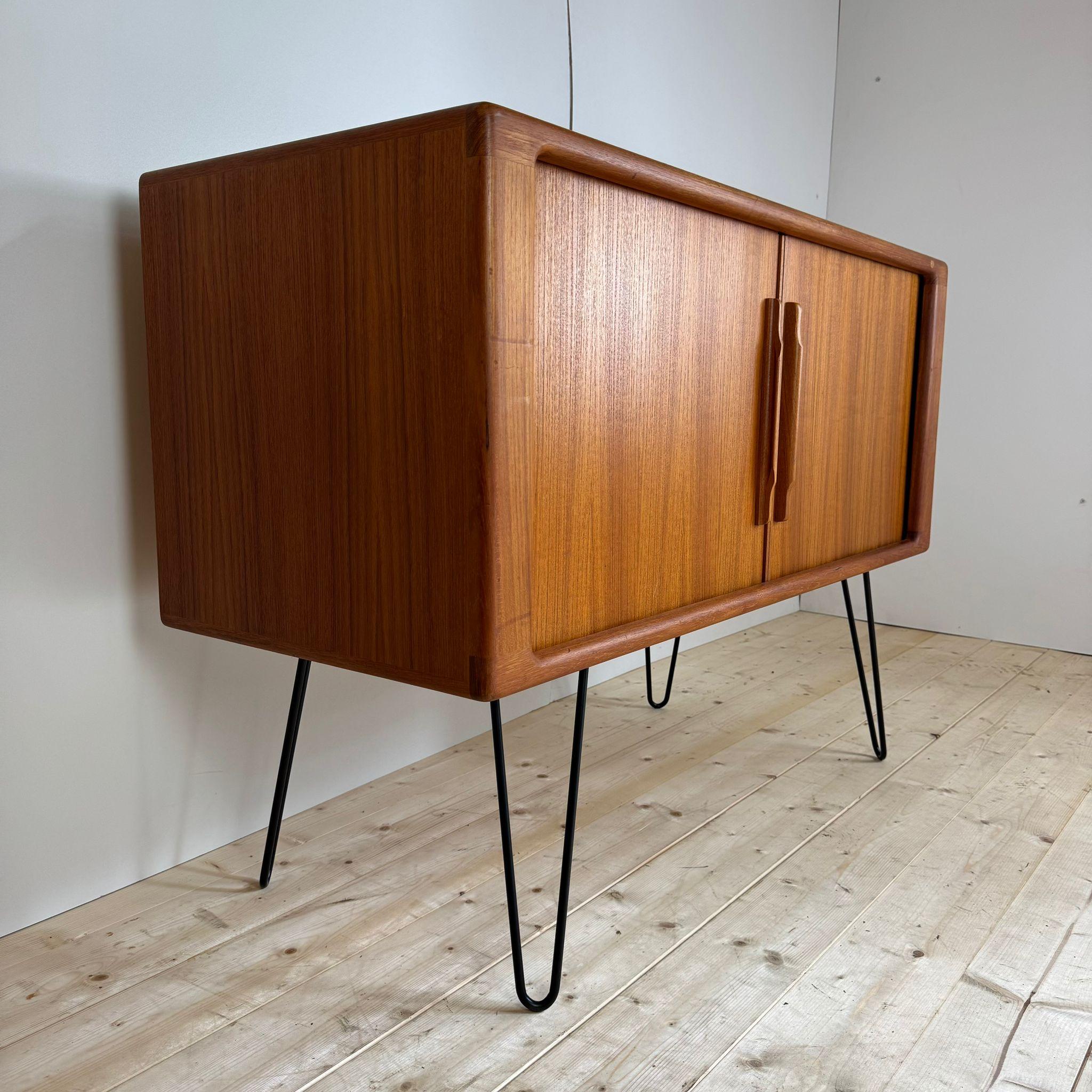 Impiallacciato Dyrlund teak sideboard, Denmark 1960 in vendita