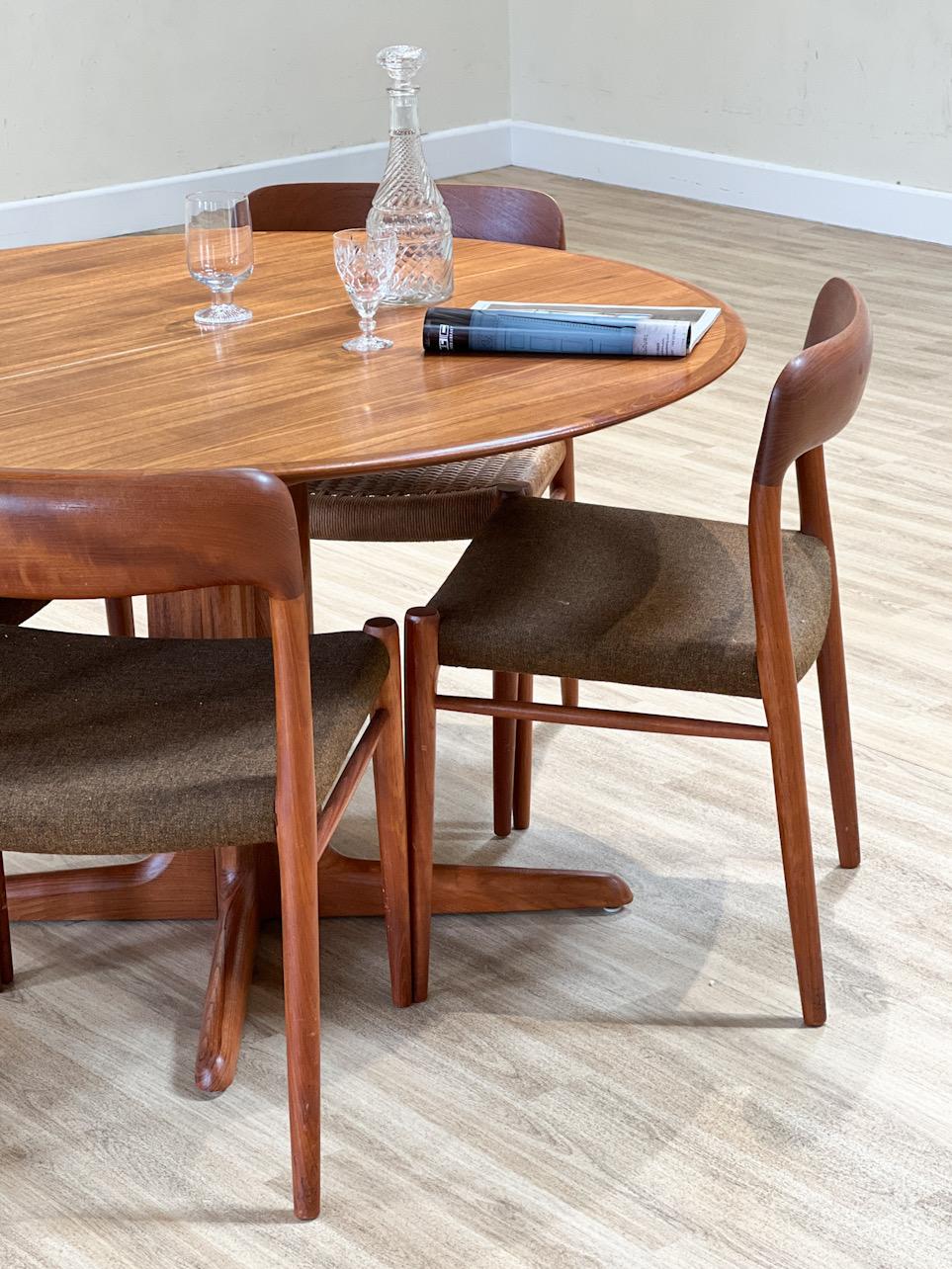 Mid-Century Modern Dyrlund teakwood table made in the 1960s For Sale