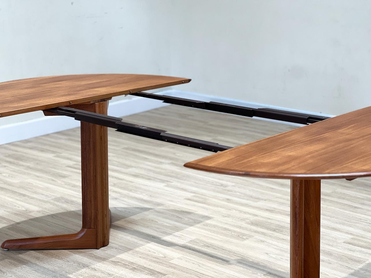 Dyrlund teakwood table made in the 1960s For Sale 1