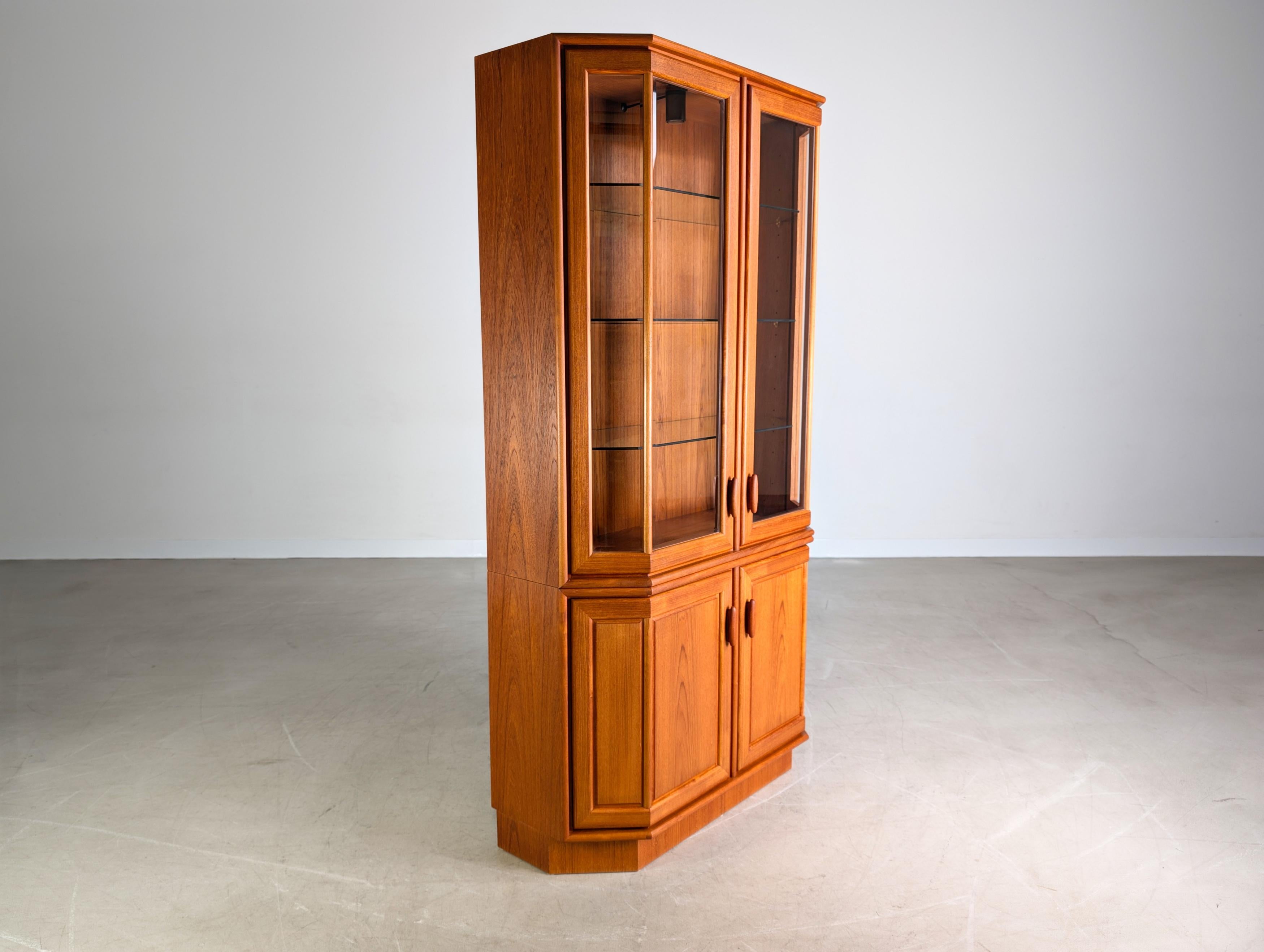 Dyrlund Vitrine Midcentury Teak dänisches Design Vintage Kommode (Moderne der Mitte des Jahrhunderts) im Angebot