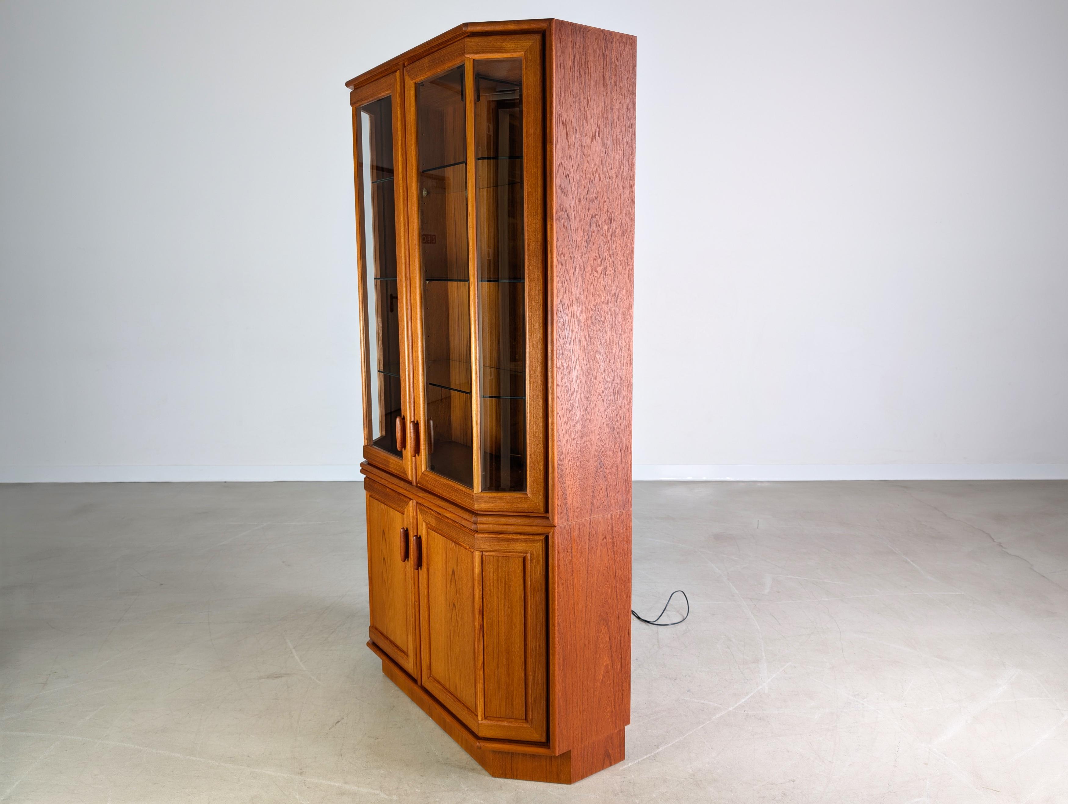 Dyrlund Vitrine Midcentury Teak dänisches Design Vintage Kommode (Deutsch) im Angebot