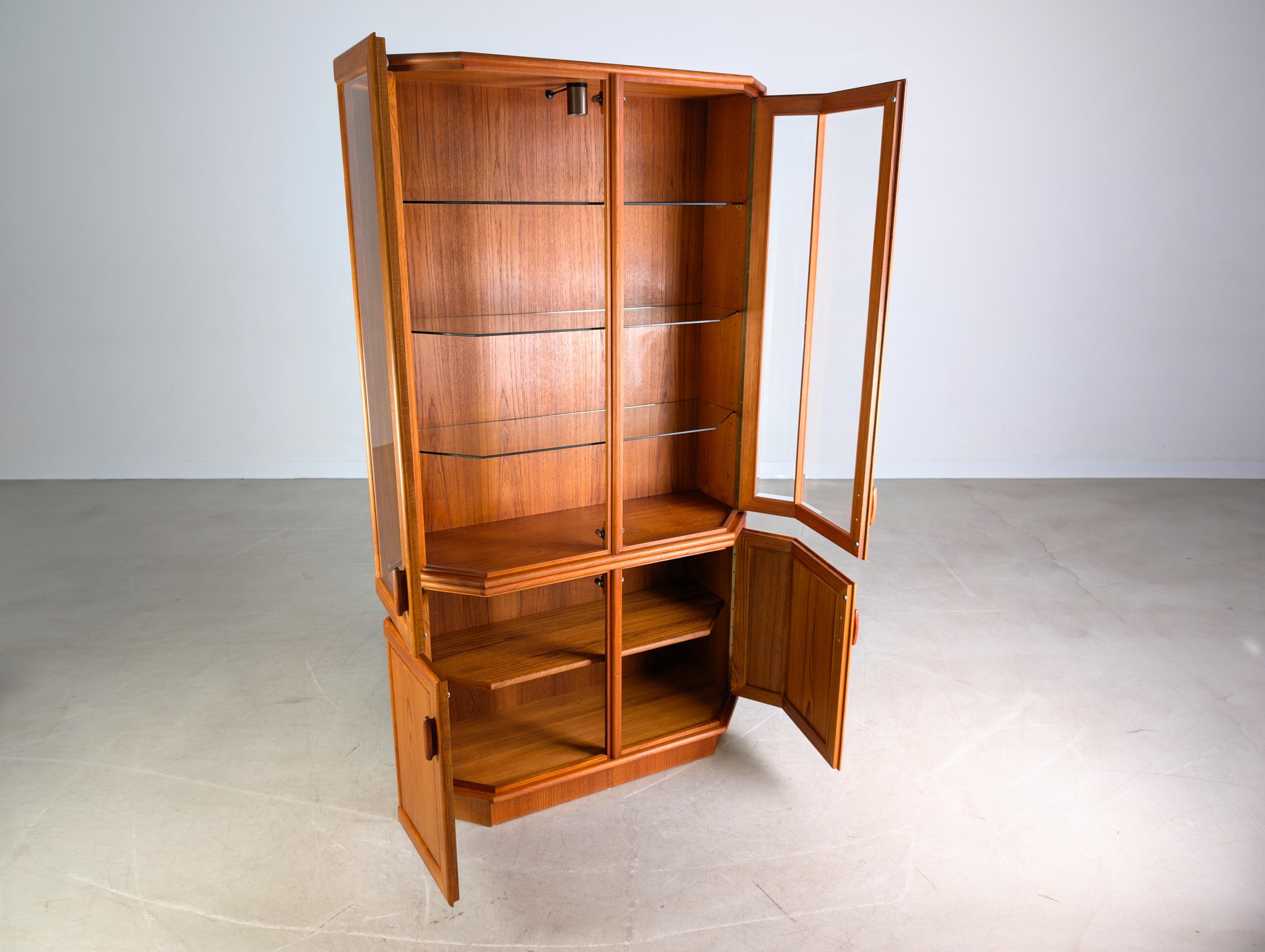 Dyrlund Vitrine Midcentury Teak dänisches Design Vintage Kommode im Zustand „Gut“ im Angebot in Berlin, DE