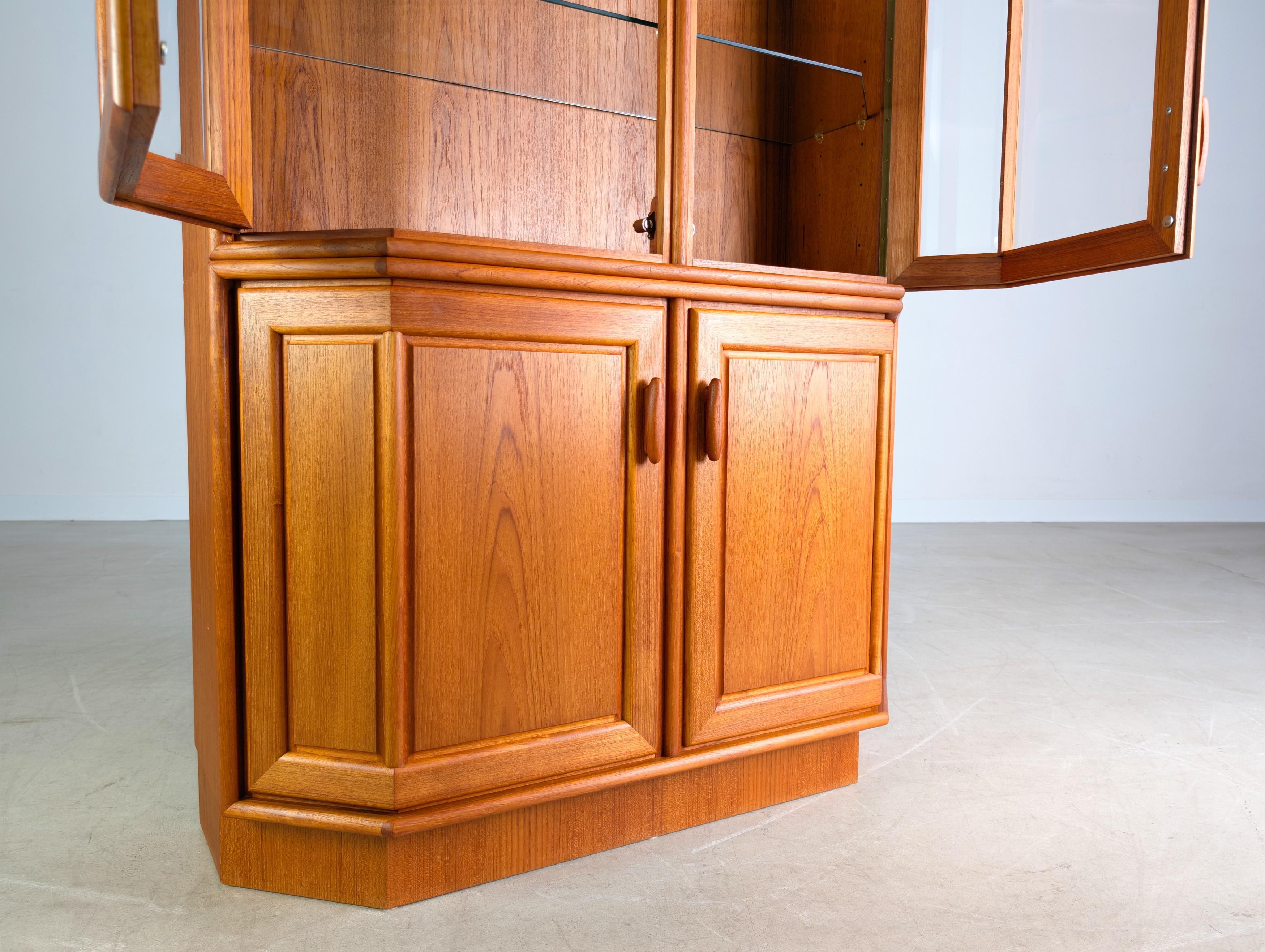 Dyrlund Vitrine Midcentury Teak dänisches Design Vintage Kommode (Mitte des 20. Jahrhunderts) im Angebot